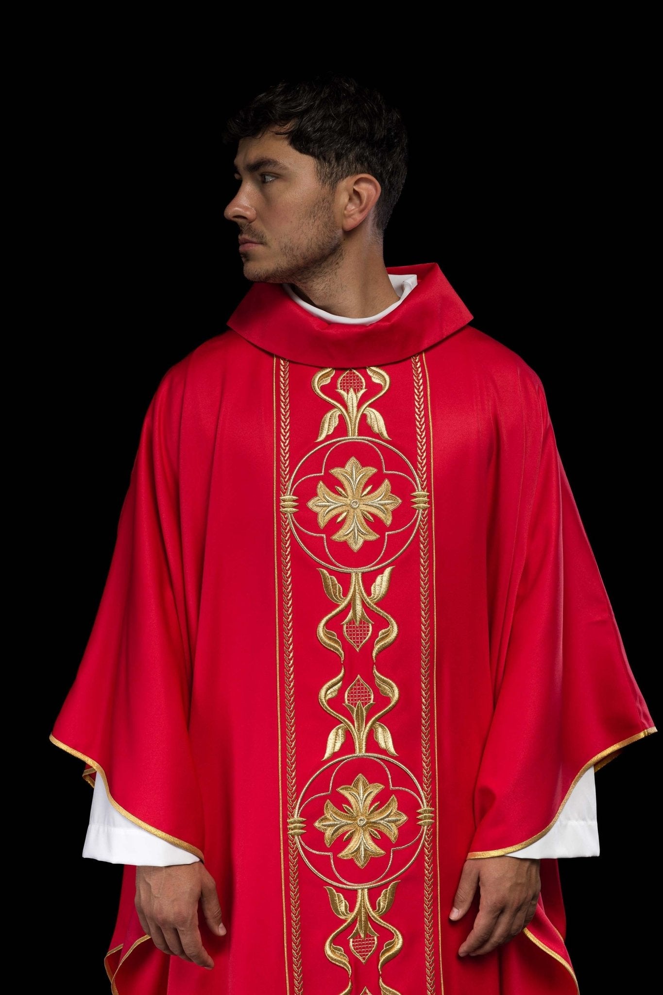 Casula rossa ricamata con banda decorativa KOR/267/02/53 - PERILPRETE.IT