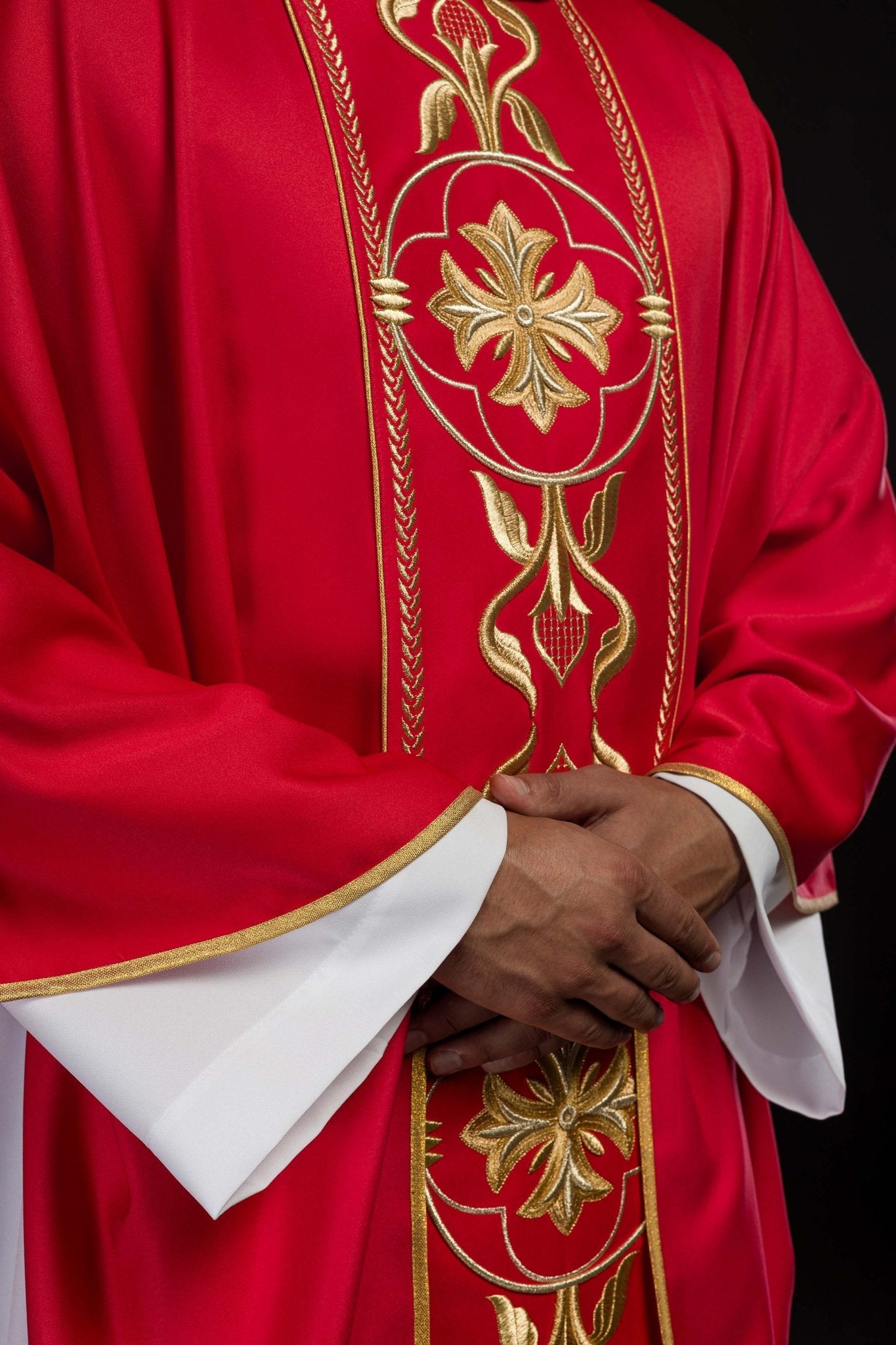 Casula rossa ricamata con banda decorativa KOR/267/02/53 - PERILPRETE.IT