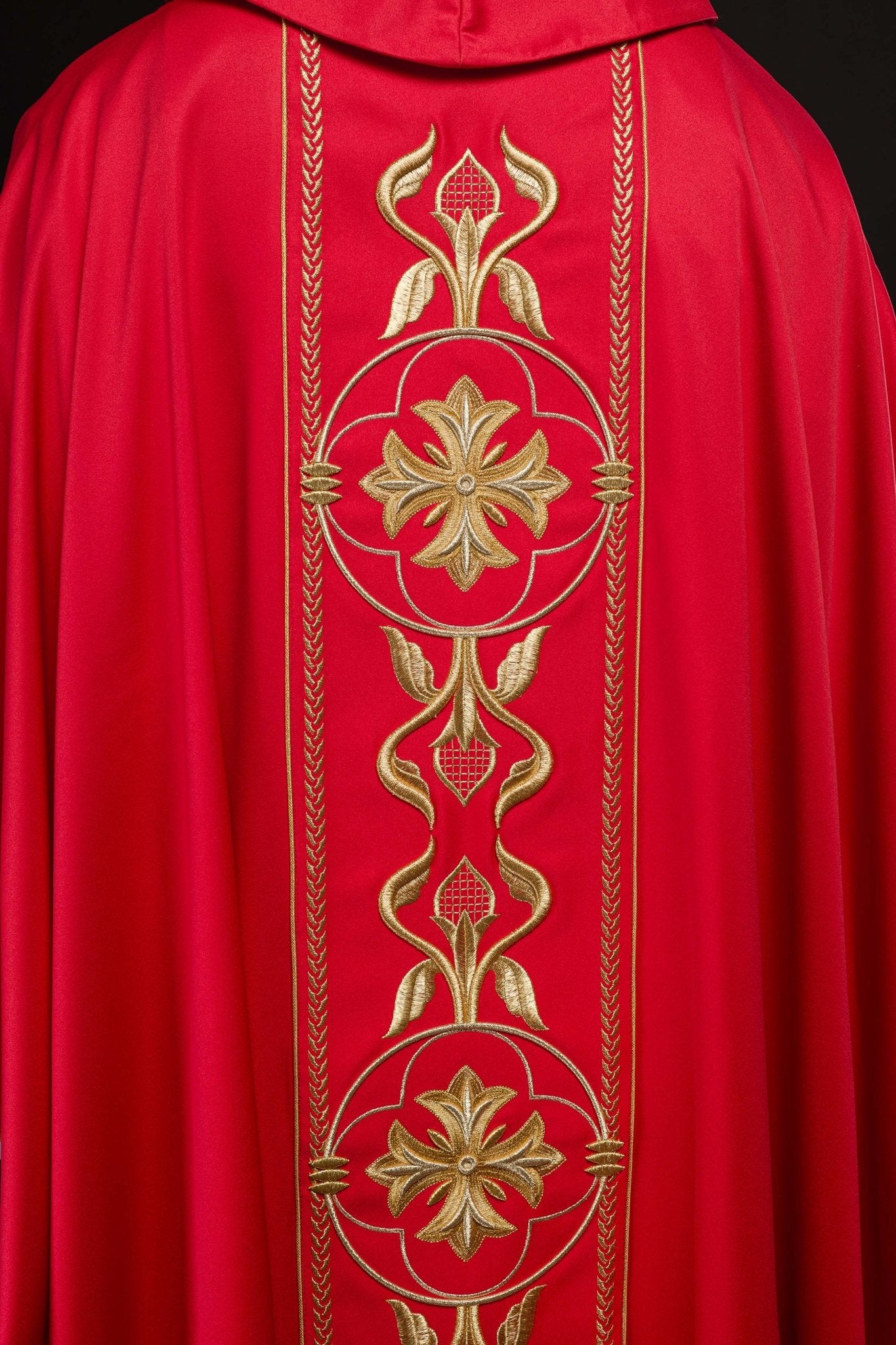 Casula rossa ricamata con banda decorativa KOR/267/02/53 - PERILPRETE.IT