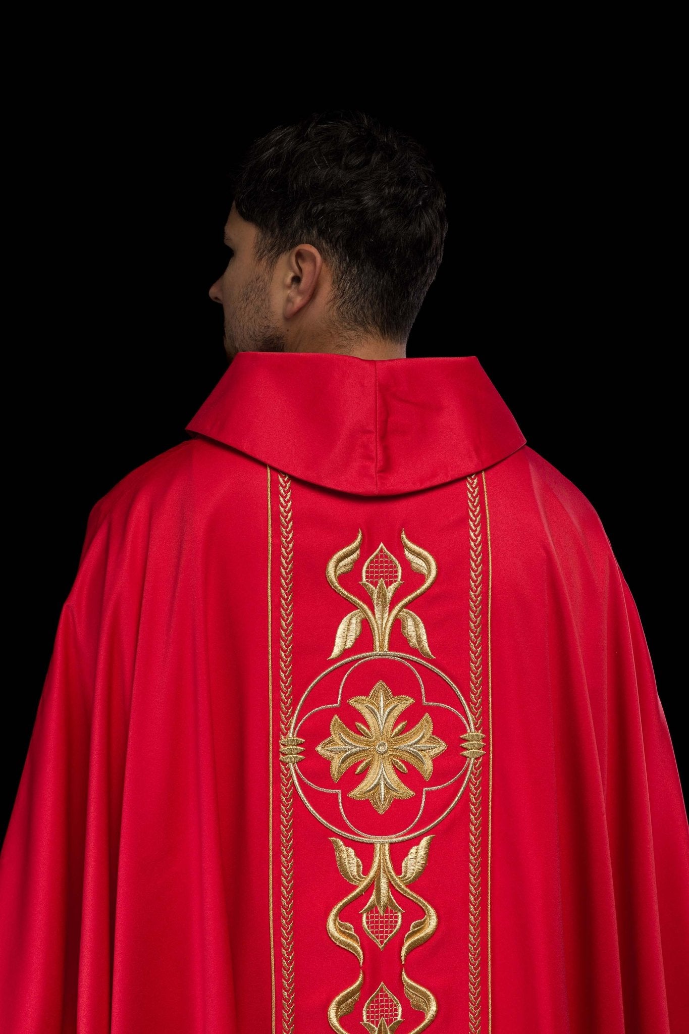 Casula rossa ricamata con banda decorativa KOR/267/02/53 - PERILPRETE.IT