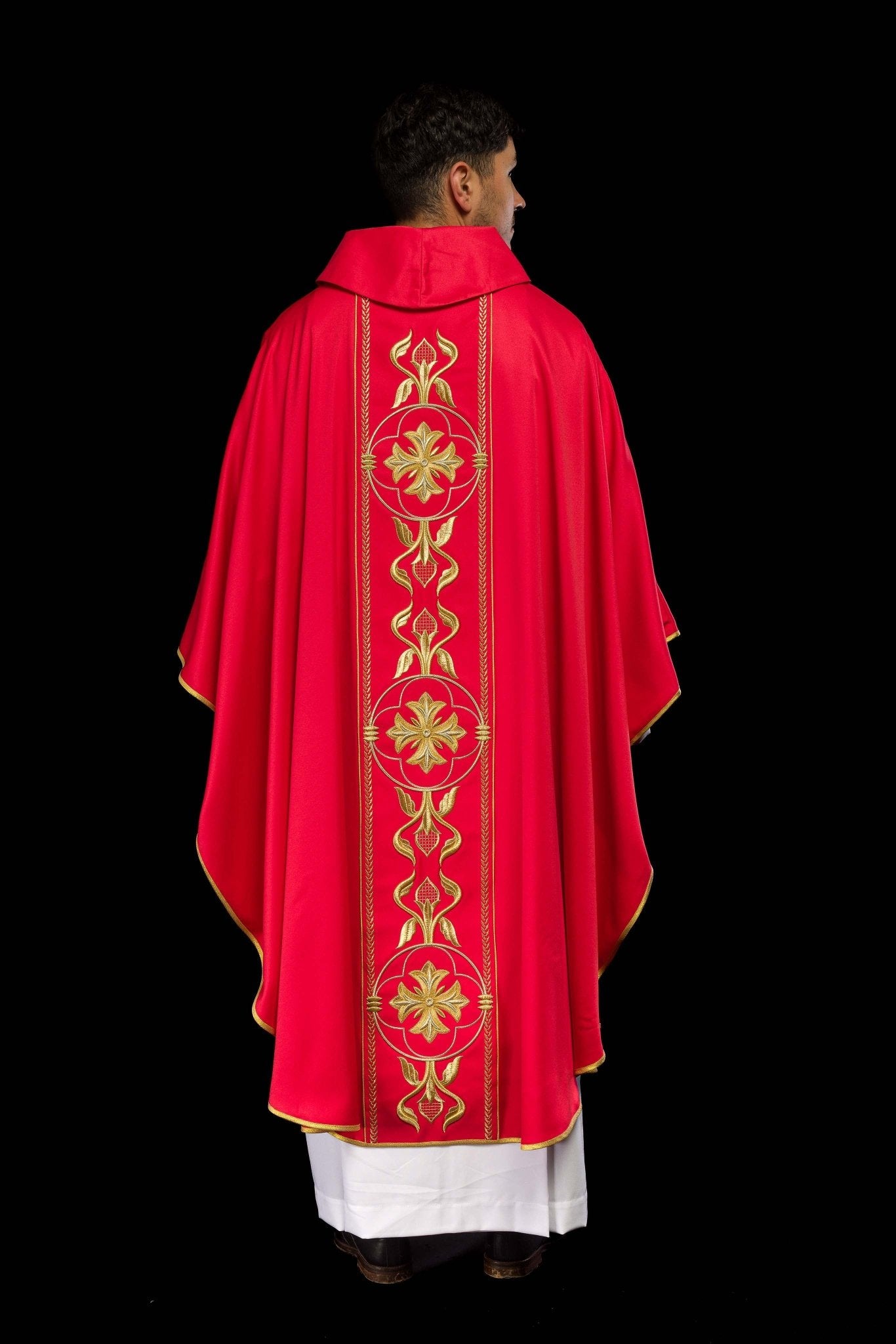 Casula rossa ricamata con banda decorativa KOR/267/02/53 - PERILPRETE.IT