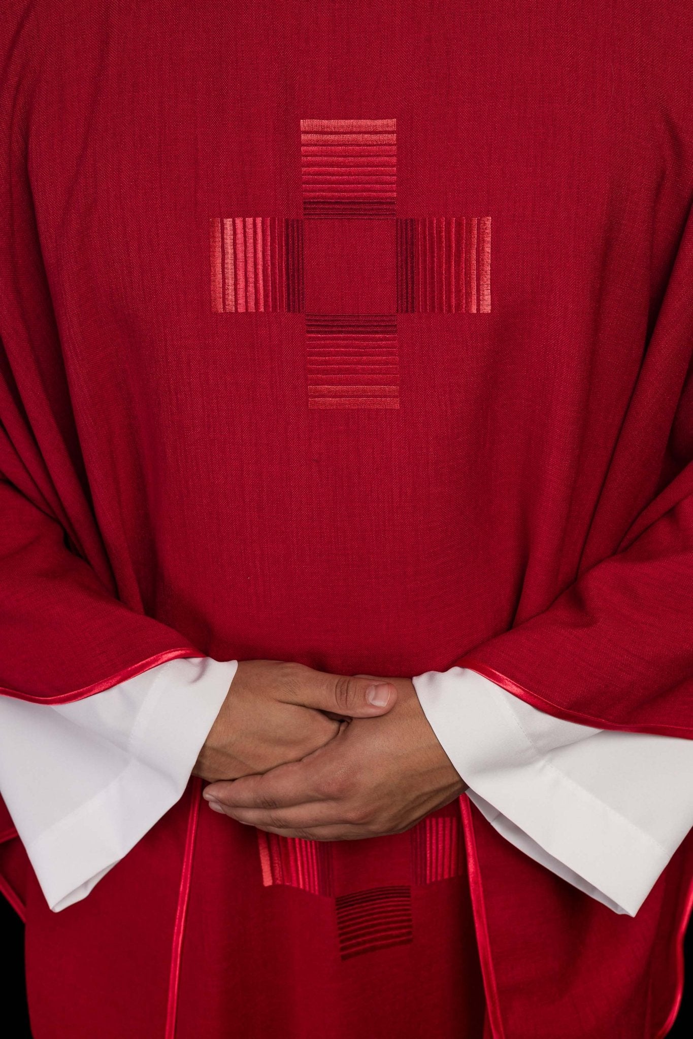 Casula rossa ricamata con croci HA7033-02 CZERWONY - PERILPRETE.IT