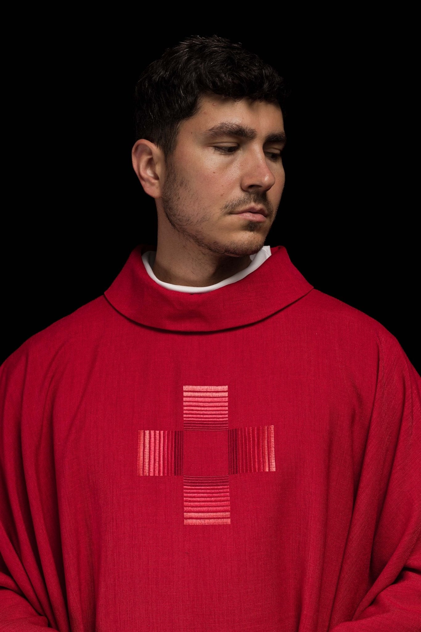 Casula rossa ricamata con croci HA7033-02 CZERWONY - PERILPRETE.IT