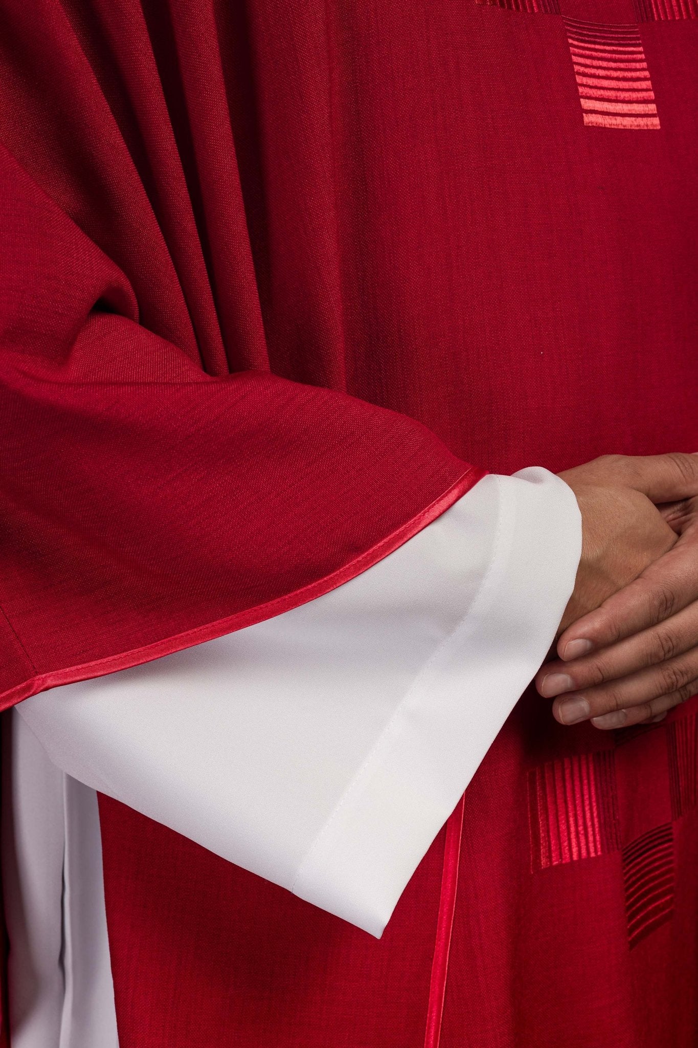 Casula rossa ricamata con croci HA7033-02 CZERWONY - PERILPRETE.IT