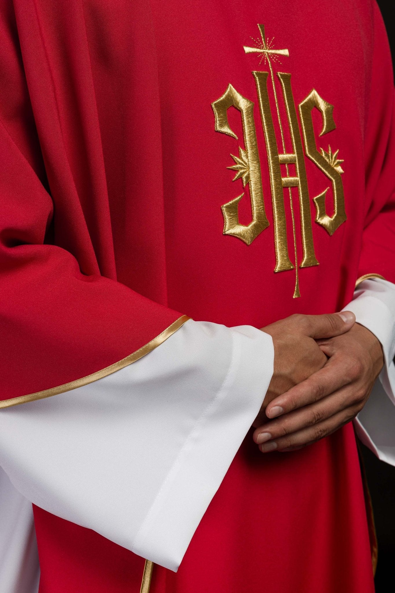 Casula Rossa ricamata con motivo dorato IHS KOR/010/02/12 CZERWONY - PERILPRETE.IT