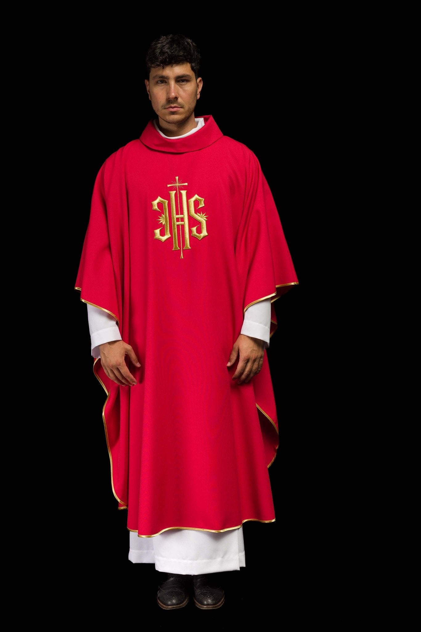 Casula Rossa ricamata con motivo dorato IHS KOR/010/02/12 CZERWONY - PERILPRETE.IT