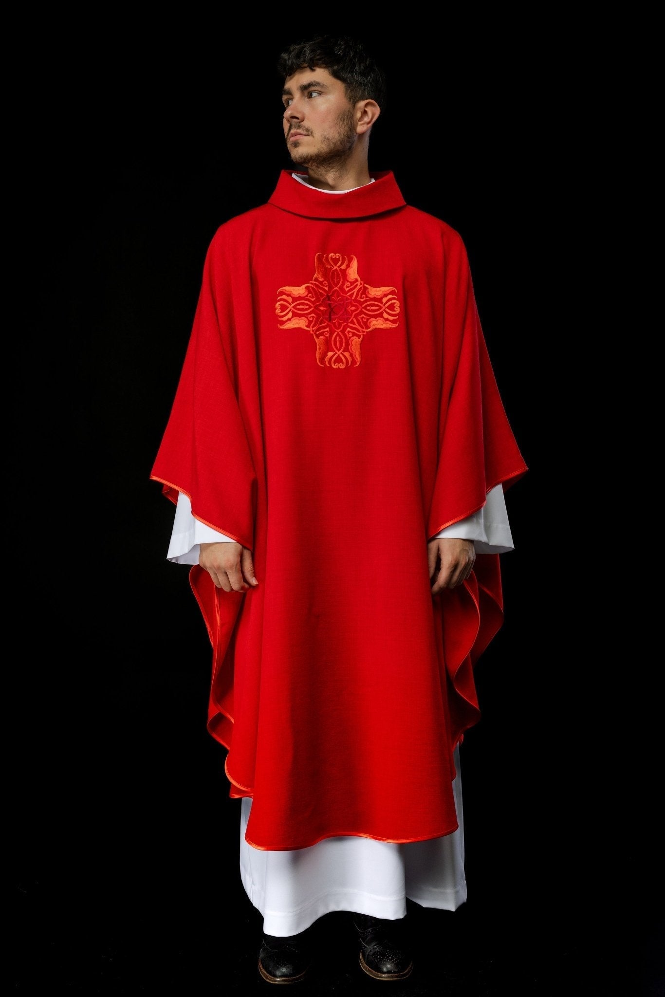 Casula Rossa ricamata con simbolo della Croce HA7035 - 02 CZERWONY - PERILPRETE.IT