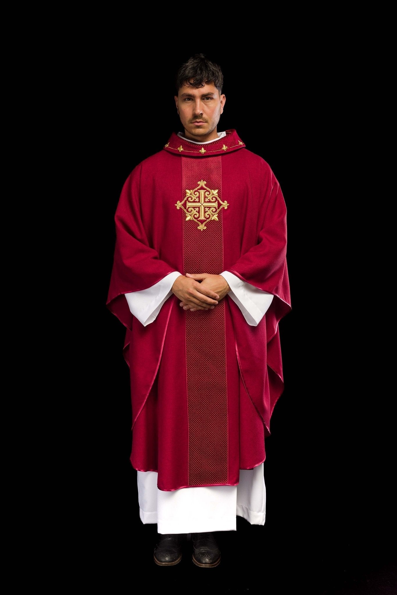 Casula rossa ricamata su velluto con simbolo della Croce LE/7029/02 - PERILPRETE.IT