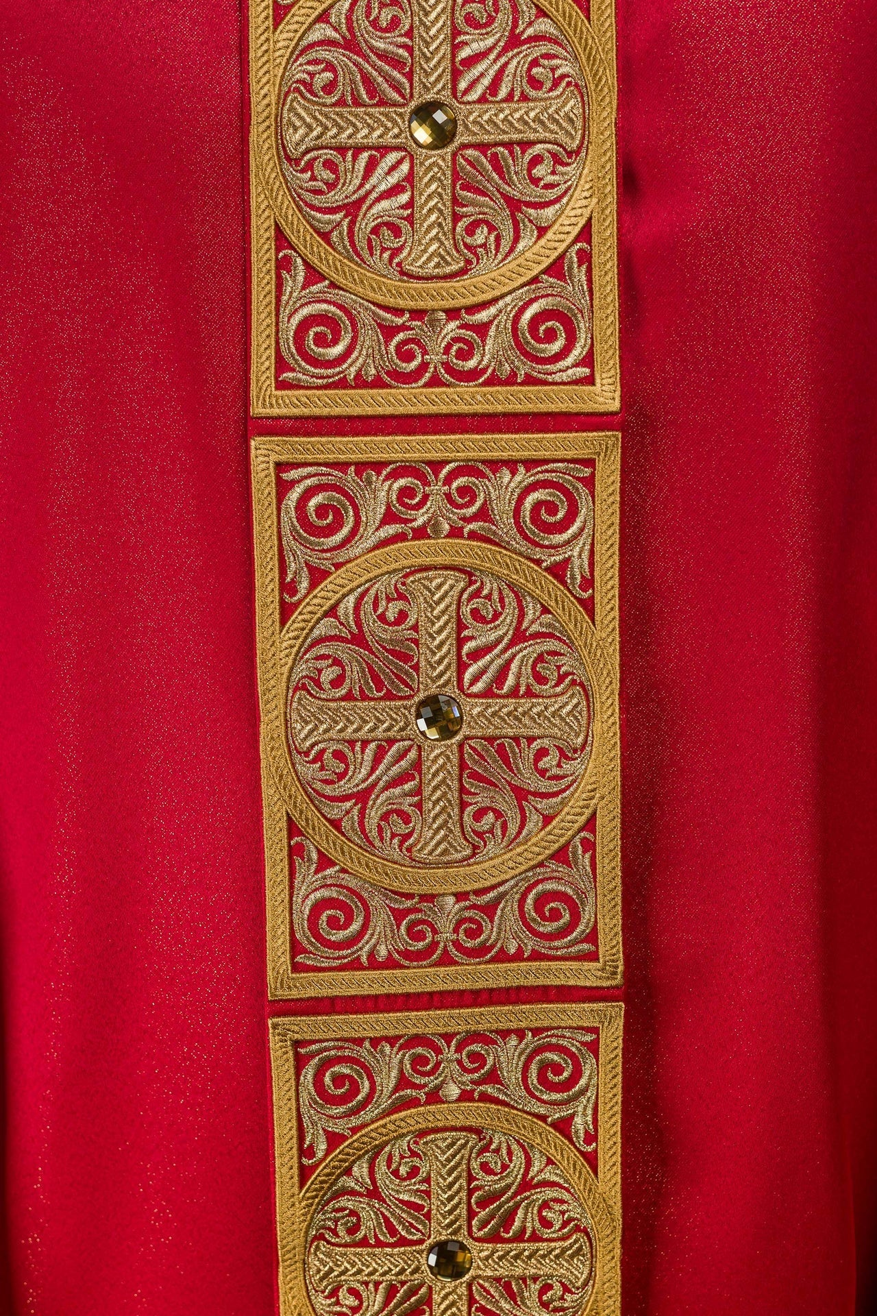 Casula rossa riccamente ricamata decorata con pietre LE/7012/02 - PERILPRETE.IT