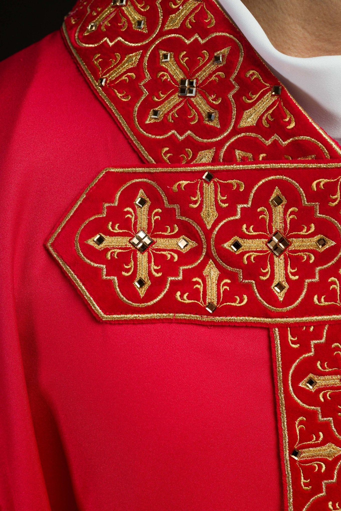 Casula Rossa riccamente ricamata decorazione con le pietre LE/7004/02 - PERILPRETE.IT