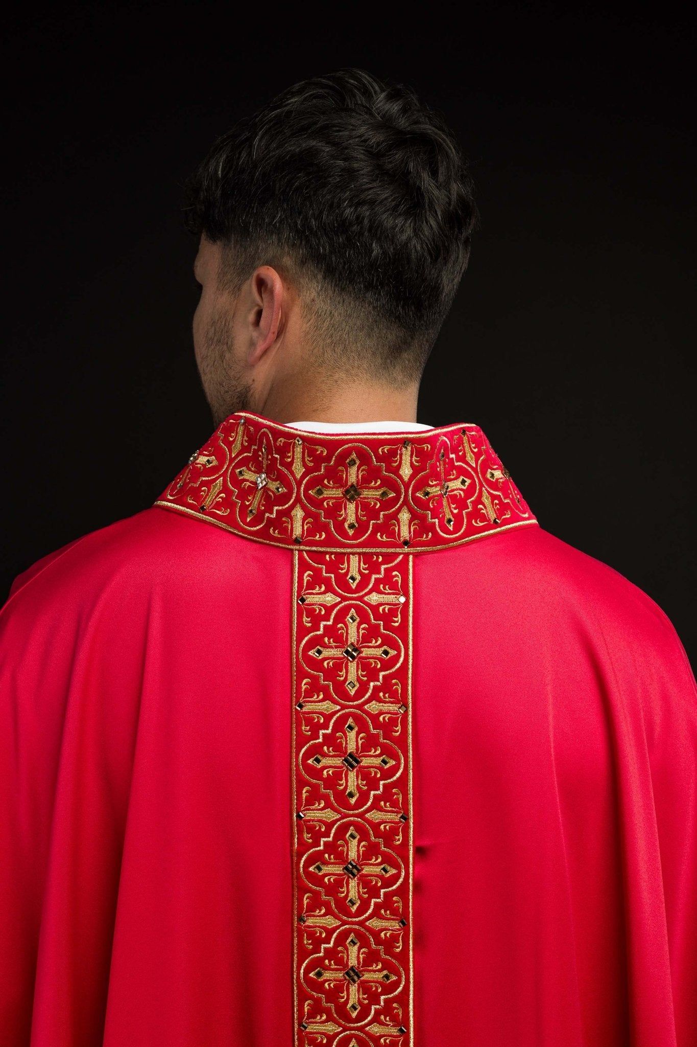 Casula Rossa riccamente ricamata decorazione con le pietre LE/7004/02 - PERILPRETE.IT