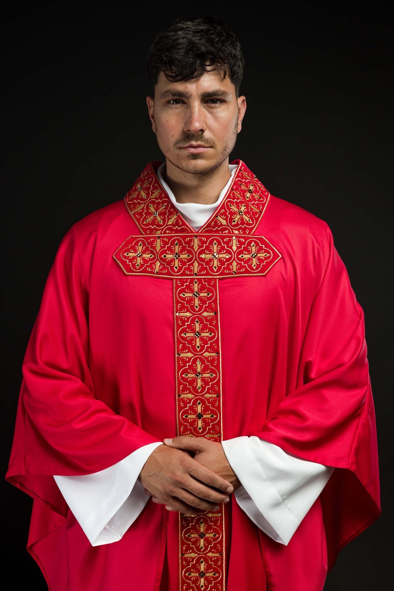 Casula Rossa riccamente ricamata decorazione con le pietre LE/7004/02 - PERILPRETE.IT