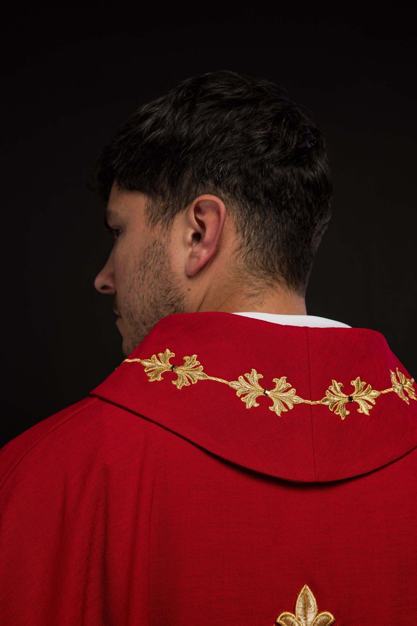 Casula Rossa riccamente ricamata e decorata con pietre LE/7018/02 - PERILPRETE.IT