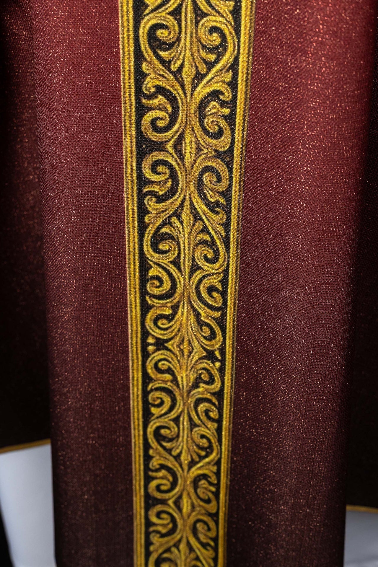 Casula stampata Pax rossa con ricca decorazione dorata KOD/7009/02/40 - PERILPRETE.IT
