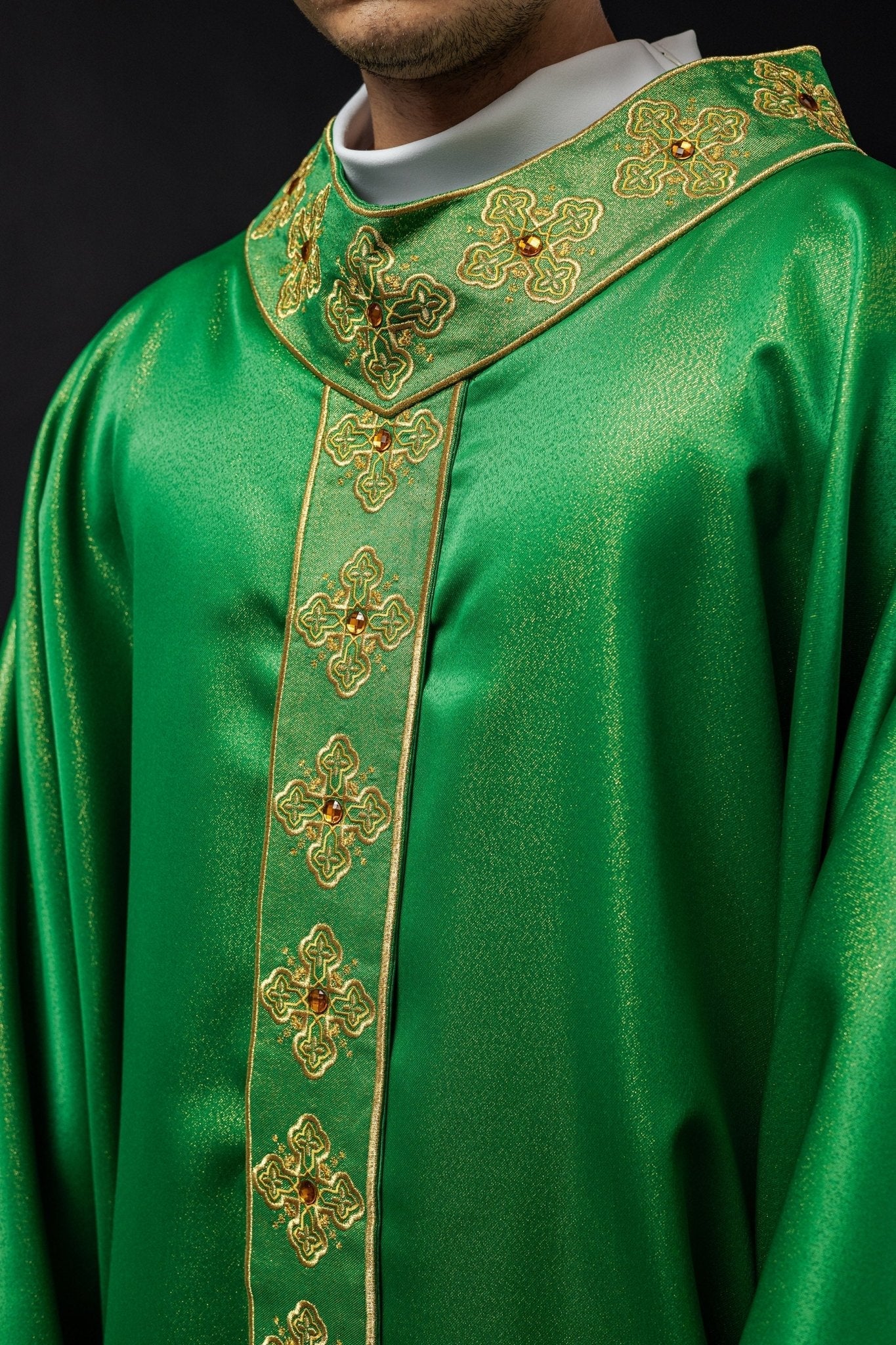Casula verde con cintura ricamata e colletto decorato con pietre S - 7056 - 01 - 54 - PERILPRETE.IT