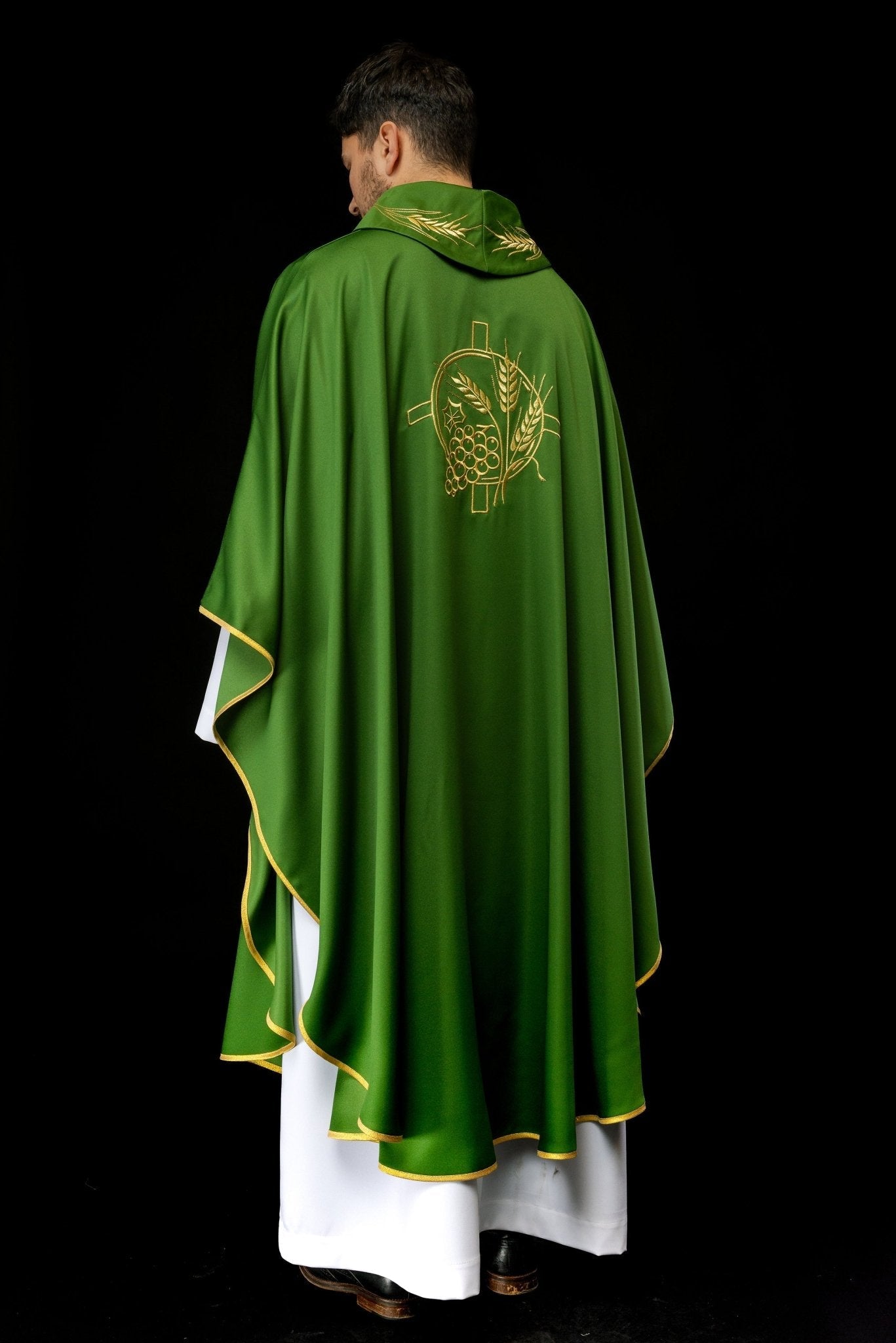 Casula verde con croce ricamata e motivi di spighe S - 7054 - 01 - 53 - PERILPRETE.IT