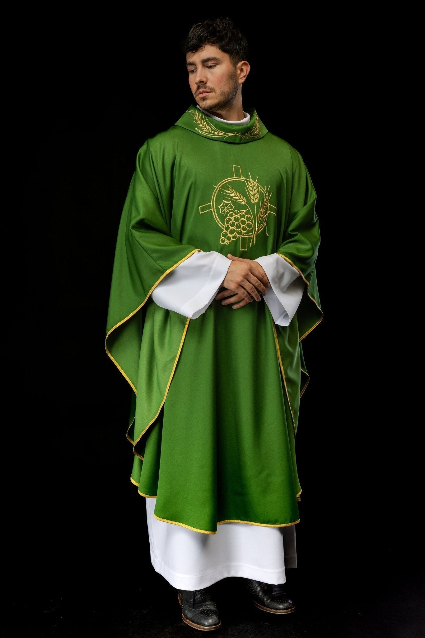 Casula verde con croce ricamata e motivi di spighe S - 7054 - 01 - 53 - PERILPRETE.IT