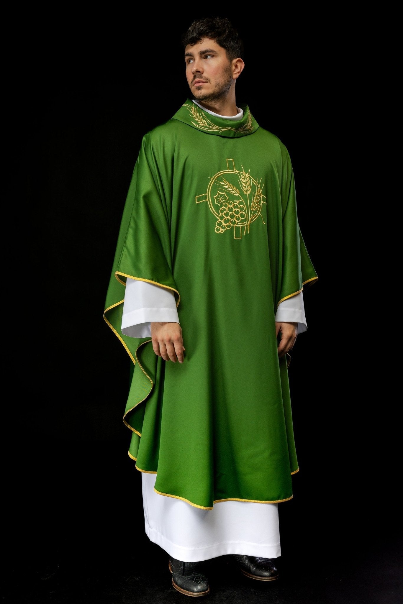 Casula verde con croce ricamata e motivi di spighe S - 7054 - 01 - 53 - PERILPRETE.IT