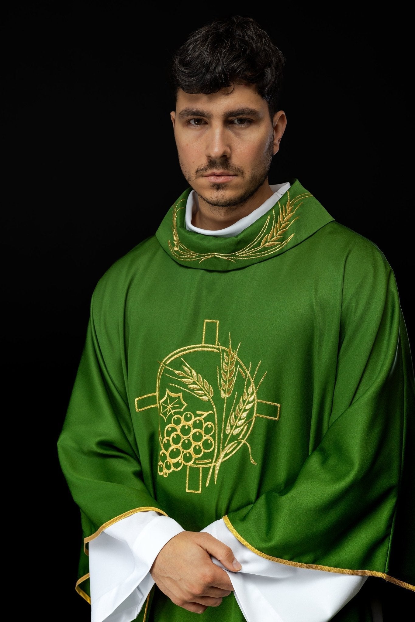 Casula verde con croce ricamata e motivi di spighe S - 7054 - 01 - 53 - PERILPRETE.IT