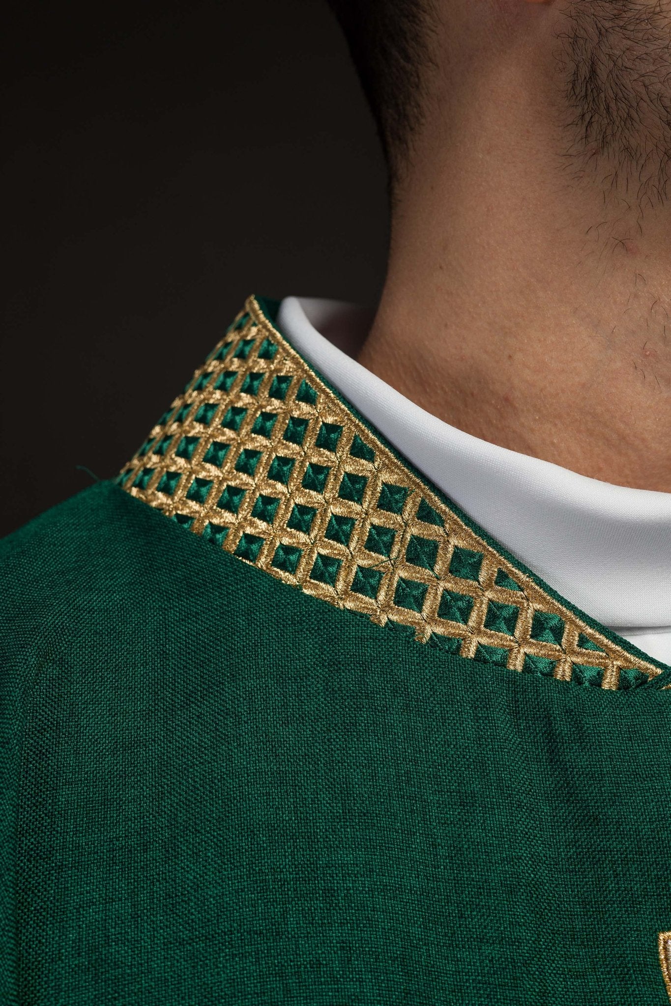 Casula verde con croci e colletto ricamati in oro S-7070-01-70 - PERILPRETE.IT