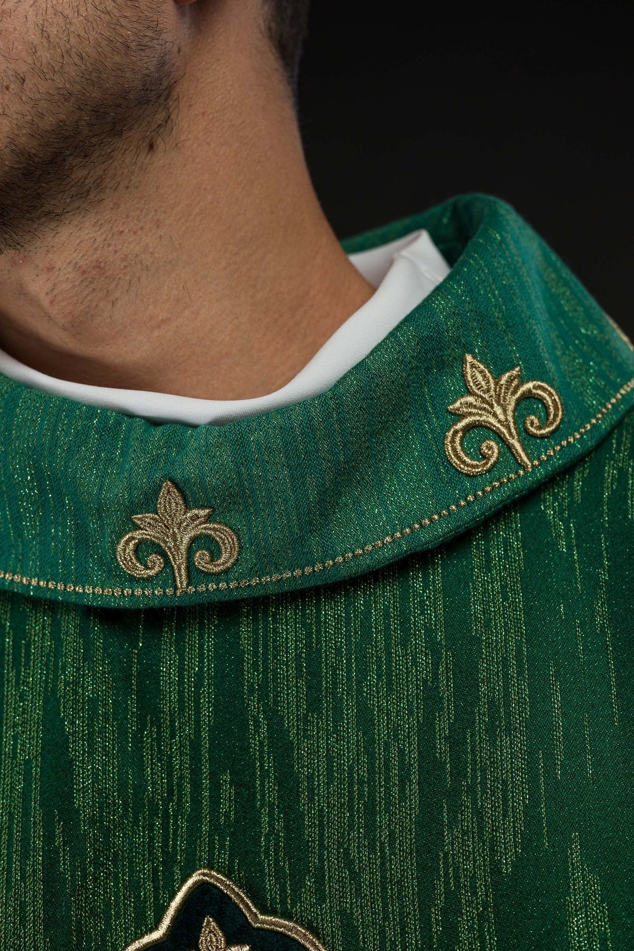 Casula verde con motivo ricamato a croce su tessuto decorativo LE/7036/01 - PERILPRETE.IT