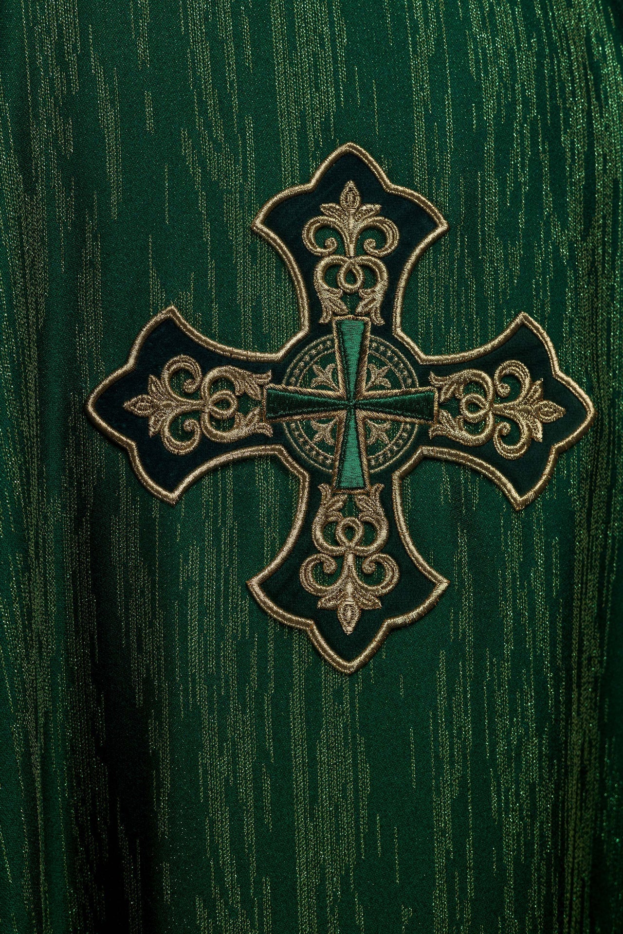 Casula verde con motivo ricamato a croce su tessuto decorativo LE/7036/01 - PERILPRETE.IT