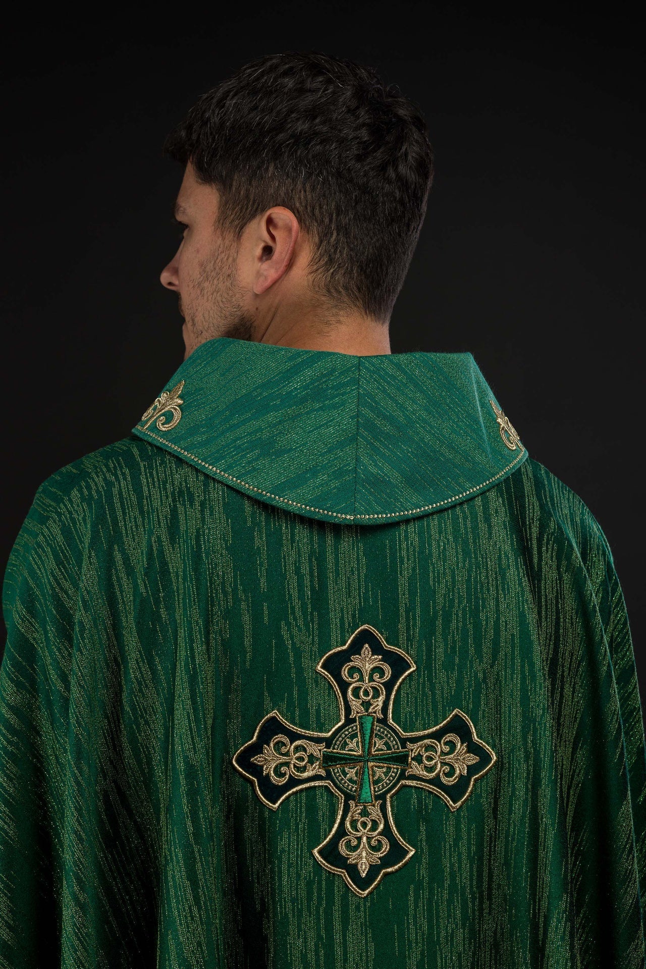 Casula verde con motivo ricamato a croce su tessuto decorativo LE/7036/01 - PERILPRETE.IT