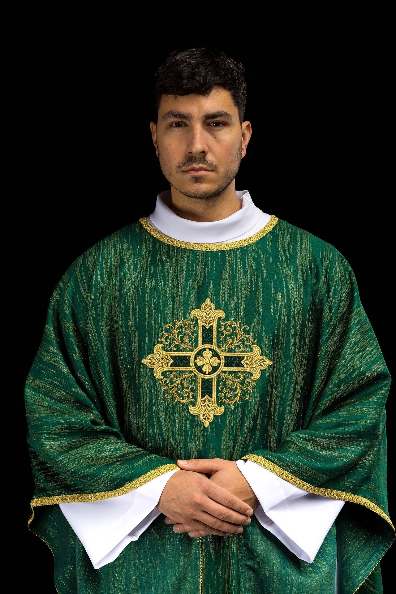 Casula verde con motivo ricamato della croce su tessuto decorativo KOA/006/01/99 - PERILPRETE.IT