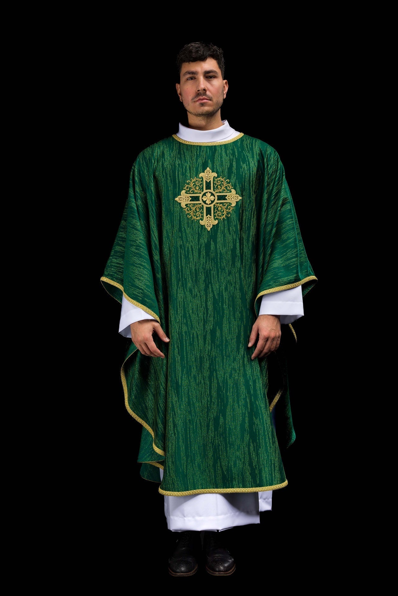 Casula verde con motivo ricamato della croce su tessuto decorativo KOA/006/01/99 - PERILPRETE.IT