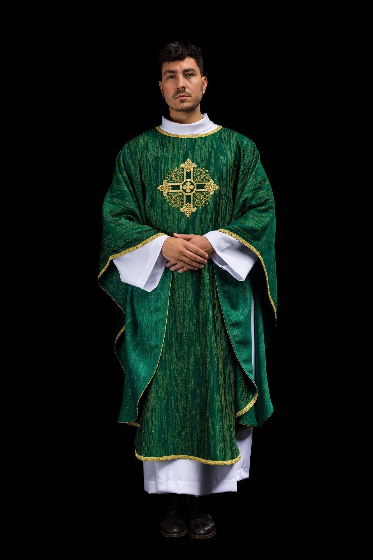 Casula verde con motivo ricamato della croce su tessuto decorativo KOA/006/01/99 - PERILPRETE.IT