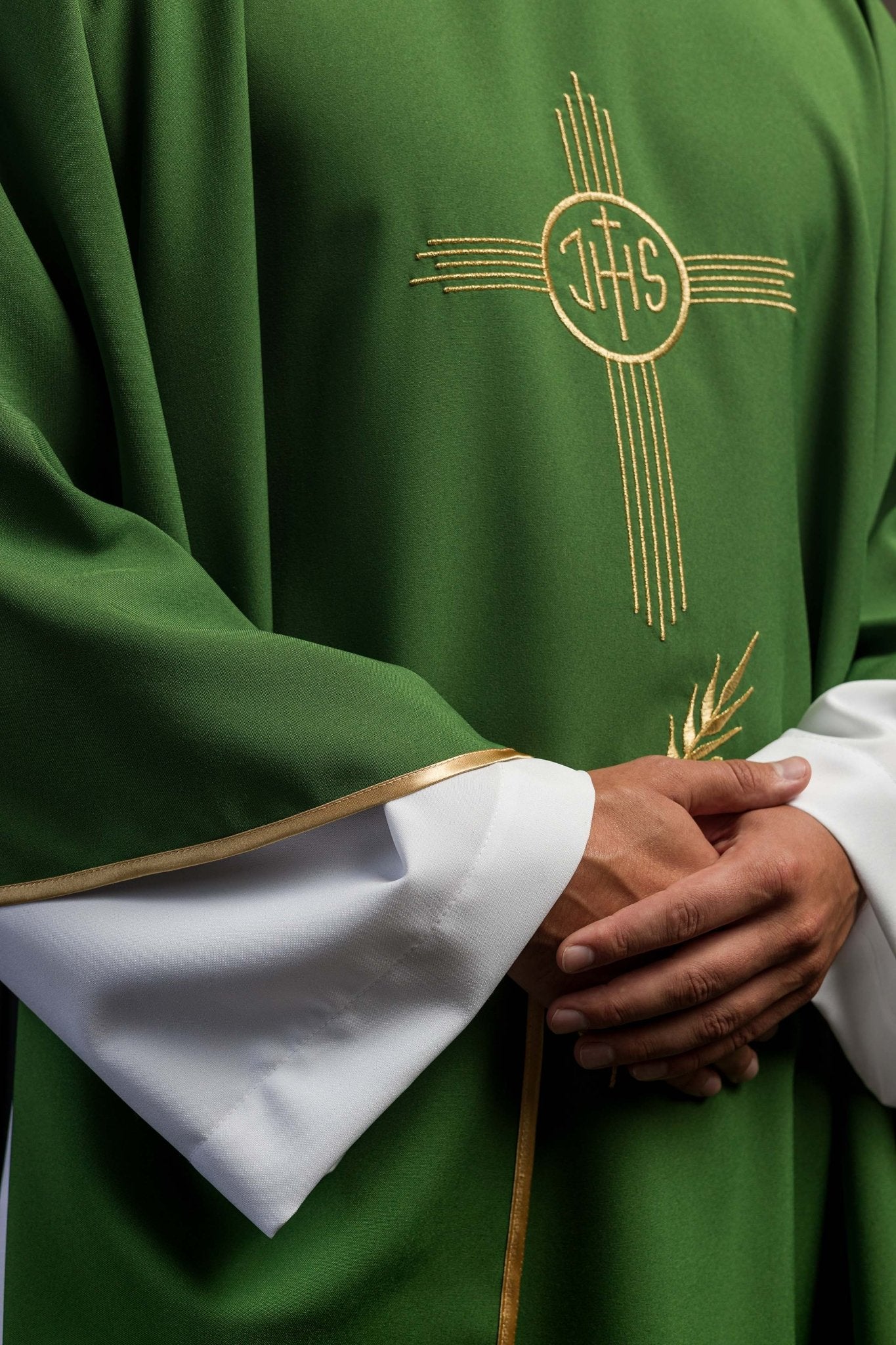 Casula Verde con ricamo IHS dorato KOR/003/01/12 ZIELONY - PERILPRETE.IT