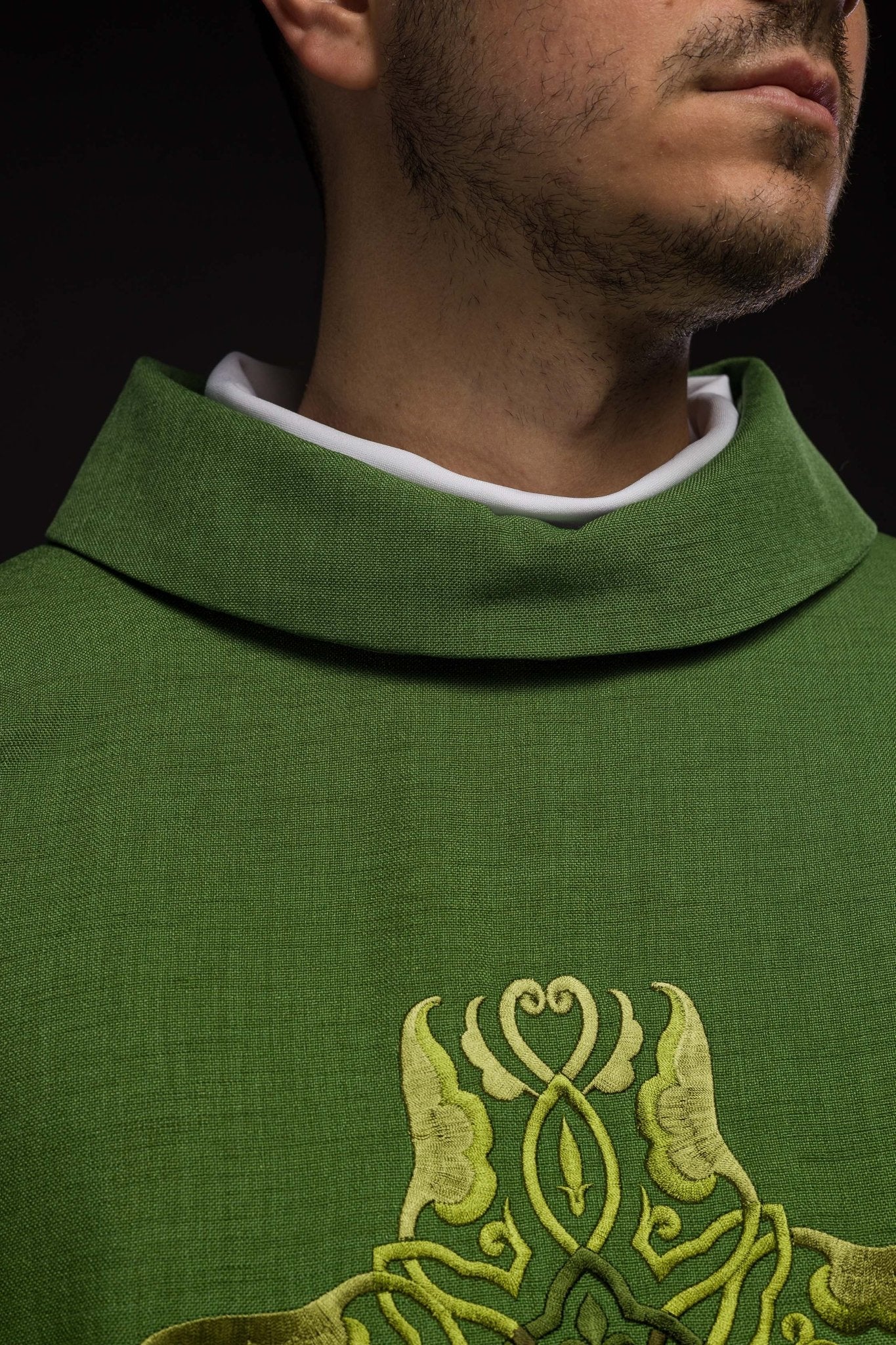 Casula Verde ricamata con simbolo della Croce HA7035 - 01 ZIELONY - PERILPRETE.IT