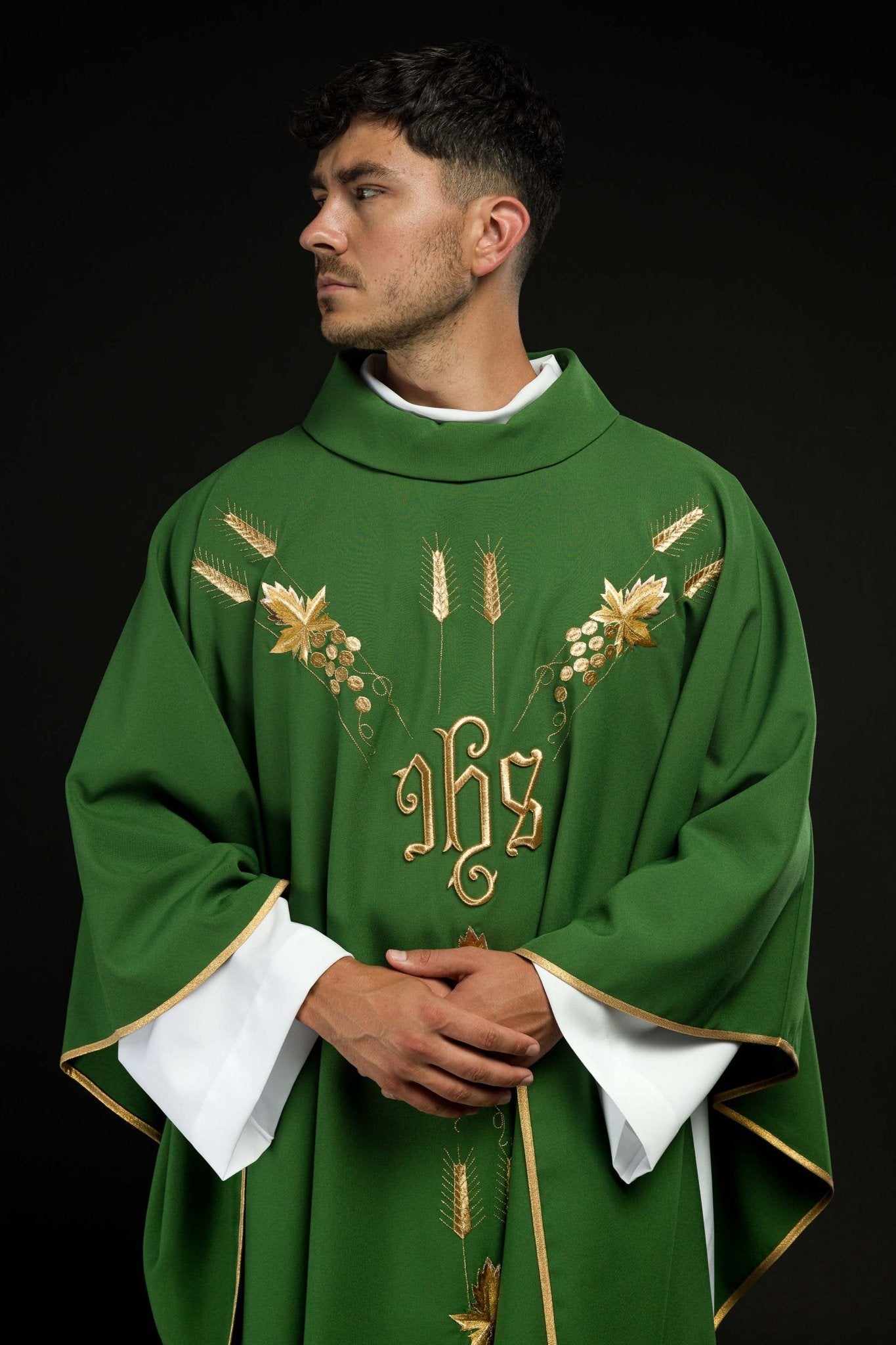 Casula Verde ricamata con simbolo IHS Uva KOR/057/01/01 ZIELONY - PERILPRETE.IT
