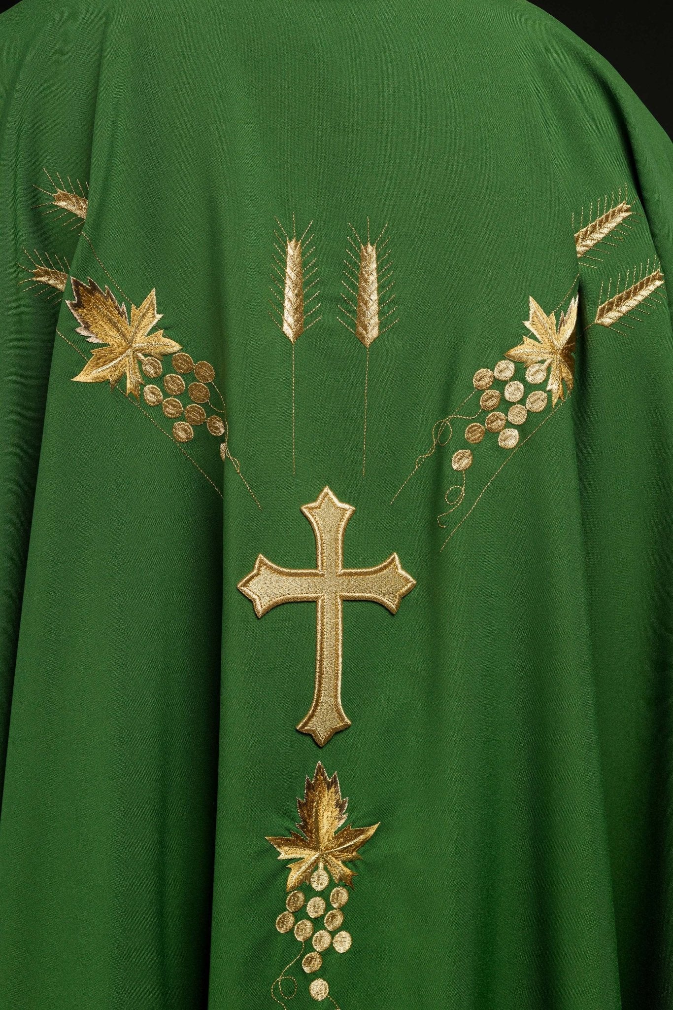 Casula Verde ricamata con simbolo IHS Uva KOR/057/01/01 ZIELONY - PERILPRETE.IT
