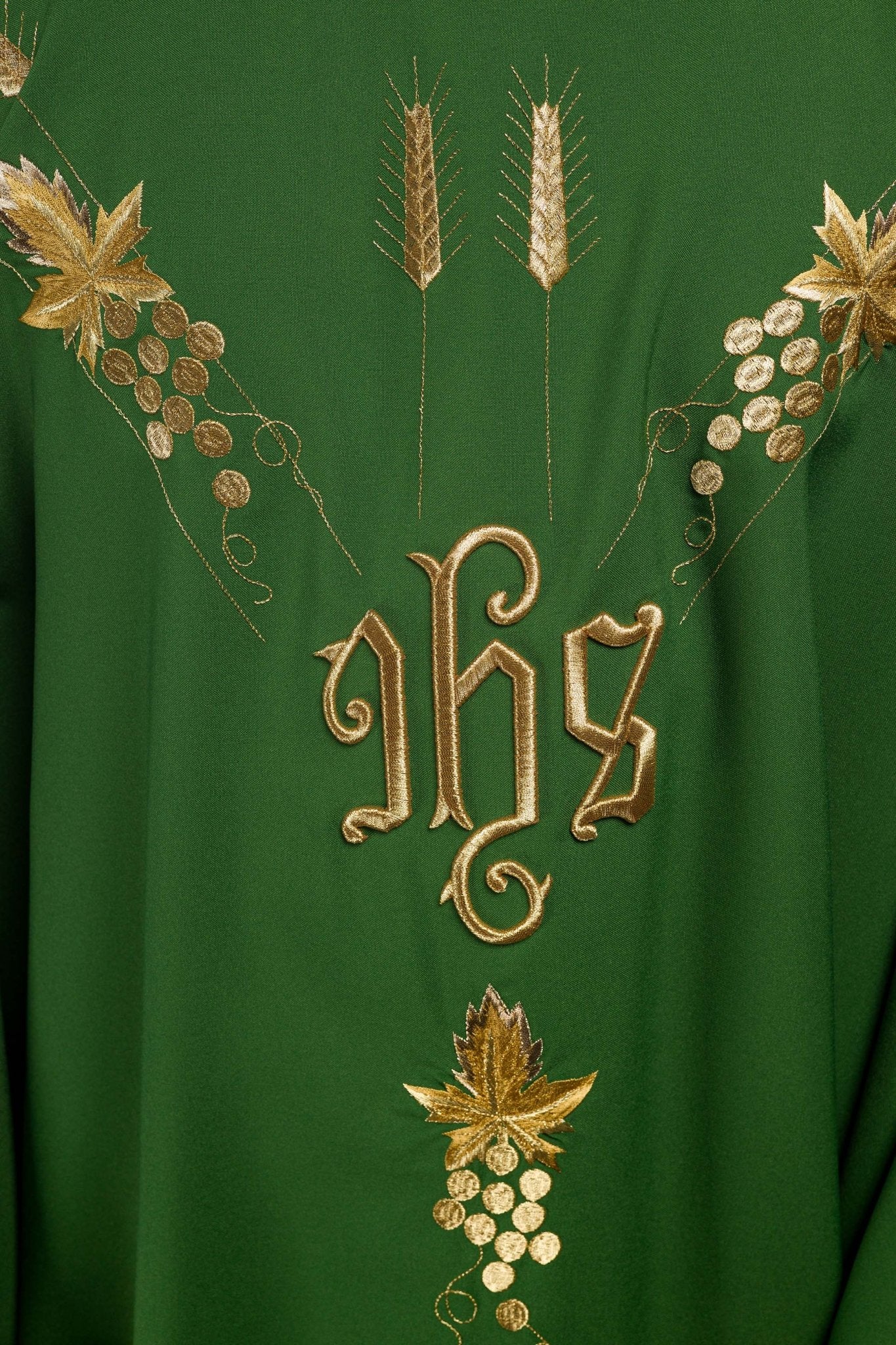 Casula Verde ricamata con simbolo IHS Uva KOR/057/01/01 ZIELONY - PERILPRETE.IT