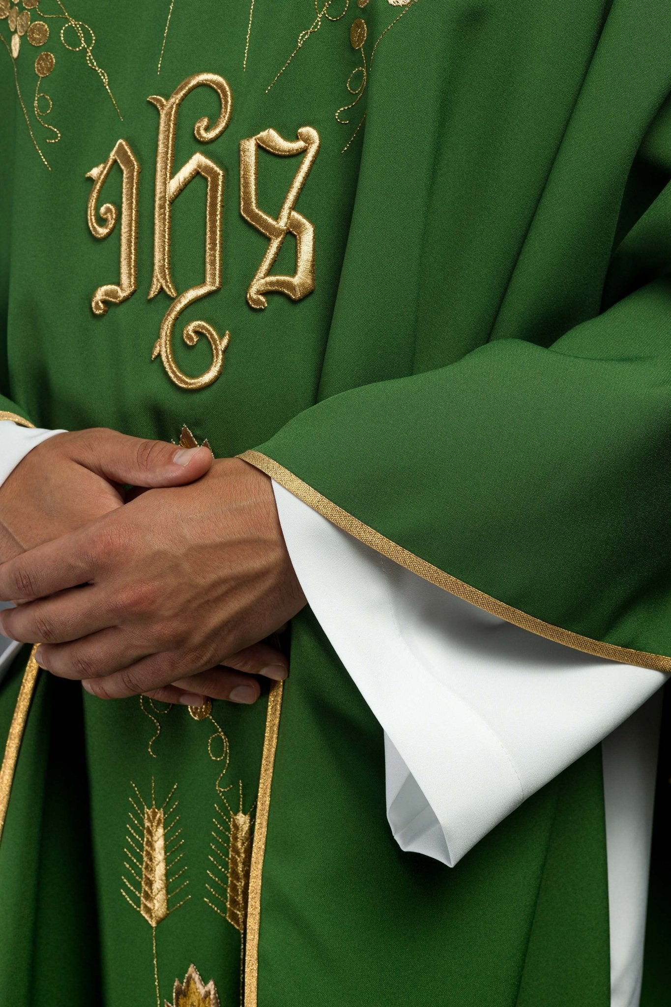 Casula Verde ricamata con simbolo IHS Uva KOR/057/01/01 ZIELONY - PERILPRETE.IT