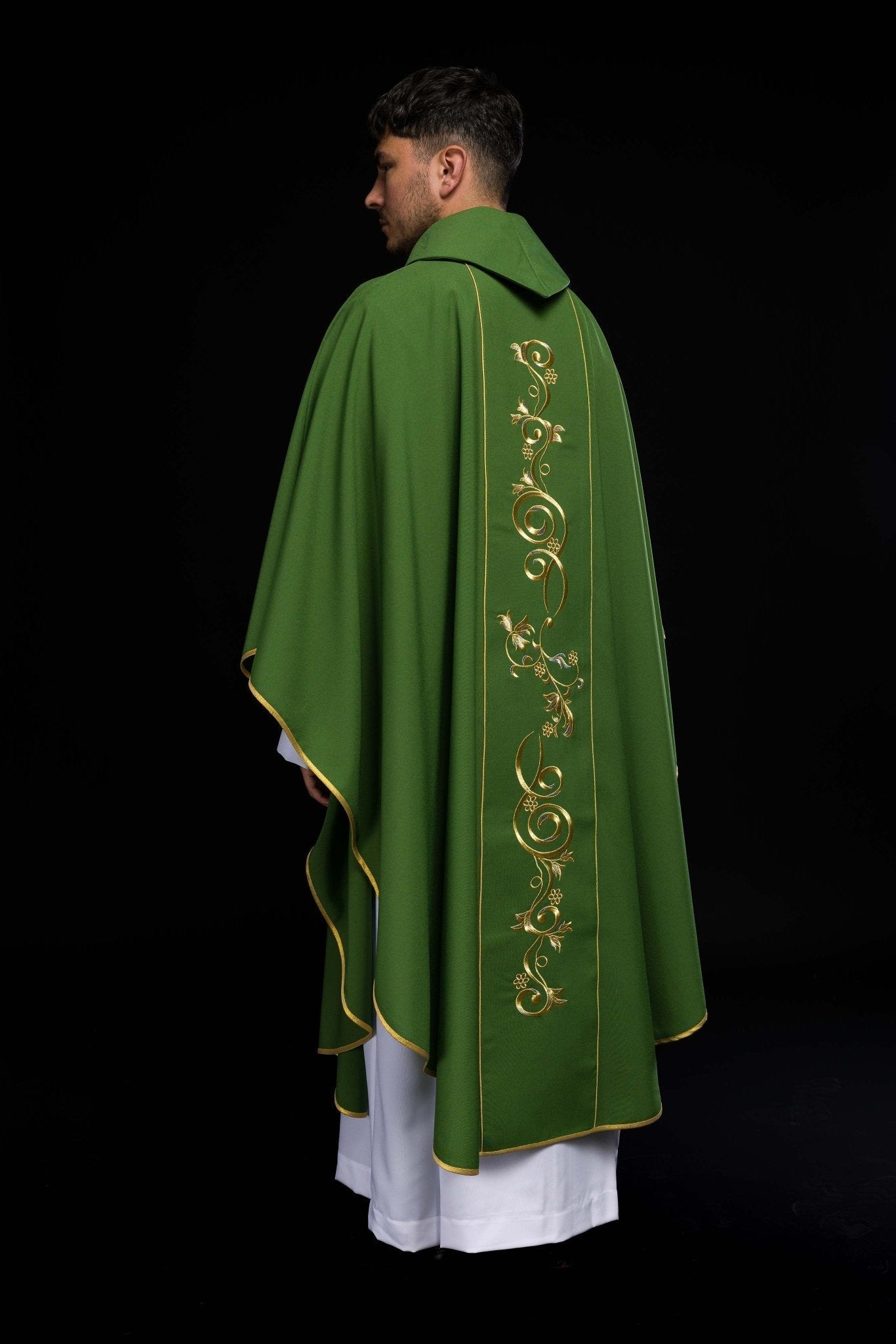 Casula Verde riccamente decorato con motivo dorato IHS e ampio stolone KOR/031/01/01 ZIELONY - PERILPRETE.IT