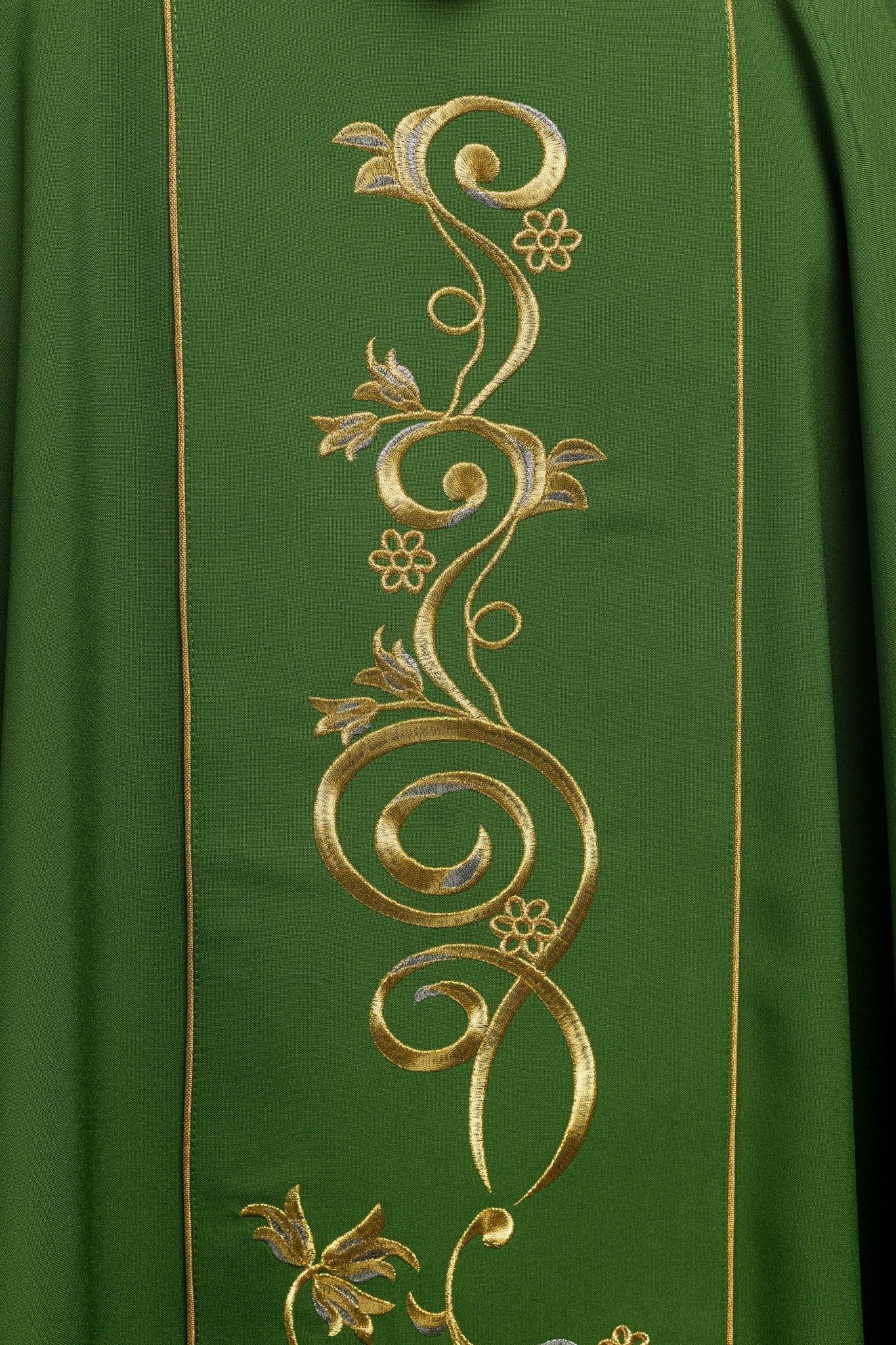 Casula Verde riccamente decorato con motivo dorato IHS e ampio stolone KOR/031/01/01 ZIELONY - PERILPRETE.IT