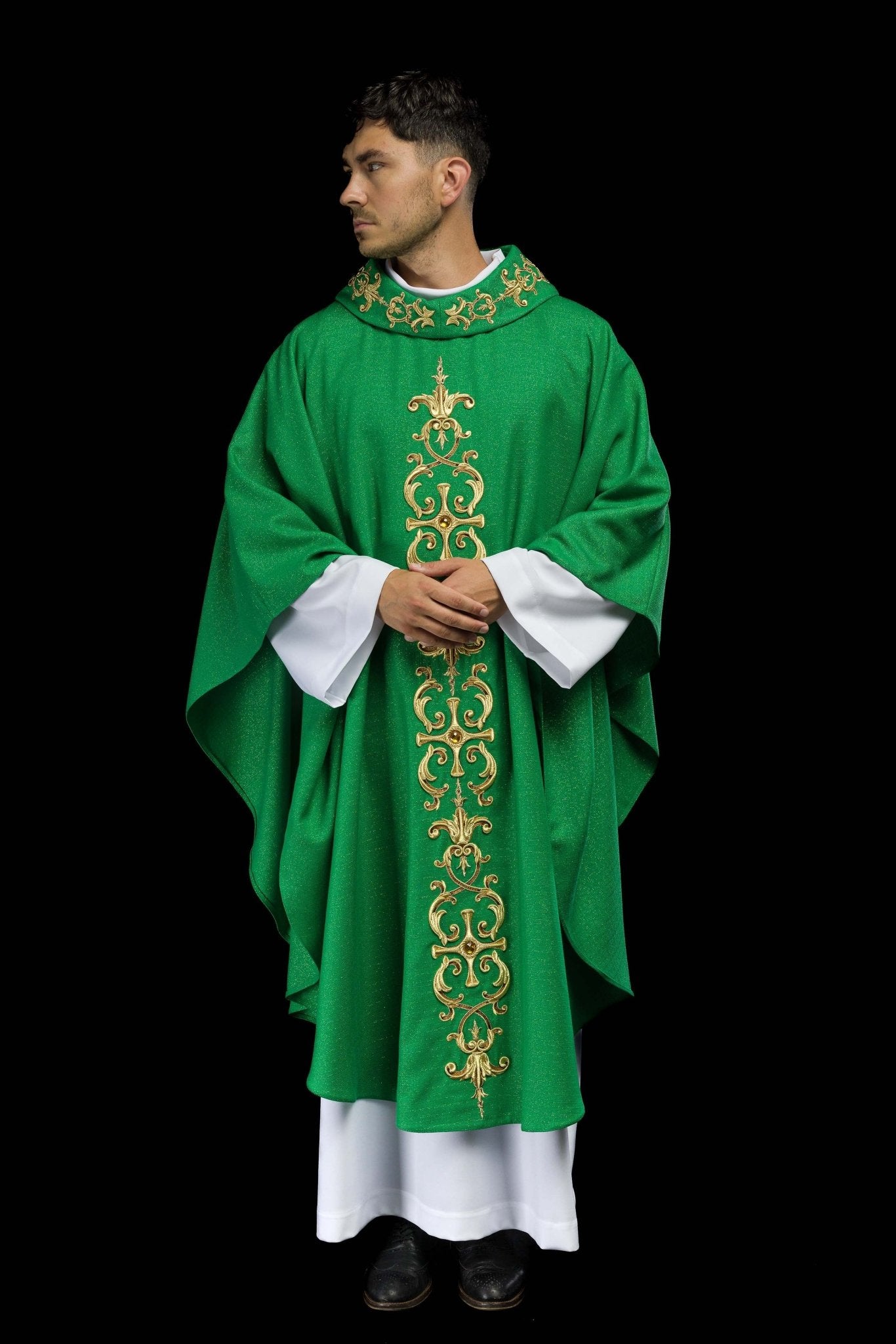 Casula Verde riccamente ricamata e decorata con pietre LE/7014/01 - PERILPRETE.IT