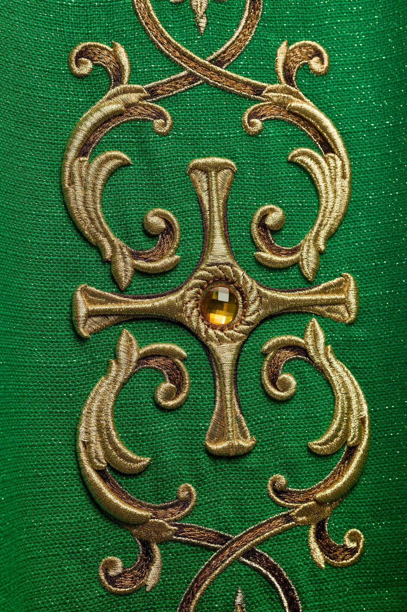Casula Verde riccamente ricamata e decorata con pietre LE/7014/01 - PERILPRETE.IT