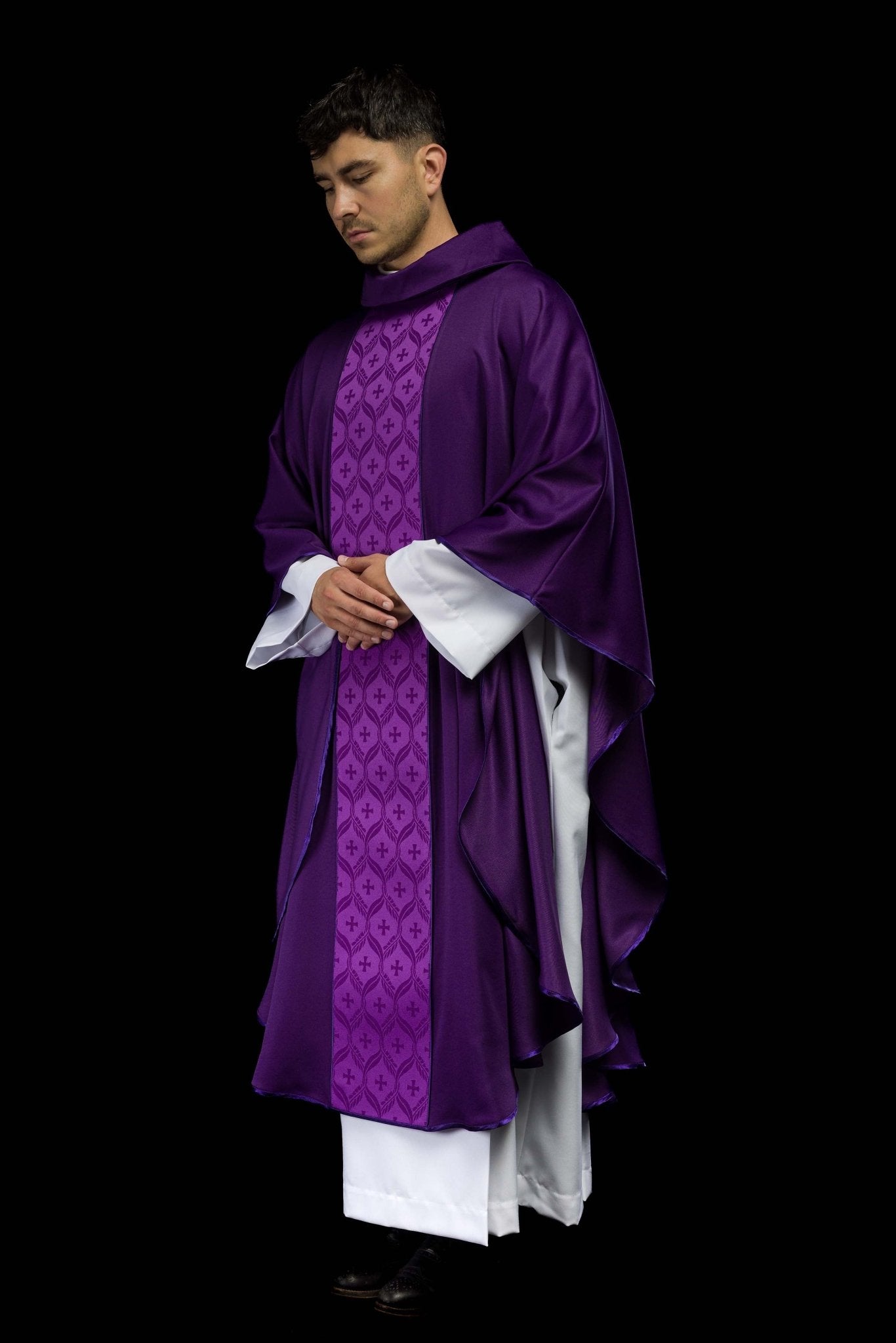 Casula viola con banda jacquard decorata con croci KOR/402/03/53 - PERILPRETE.IT