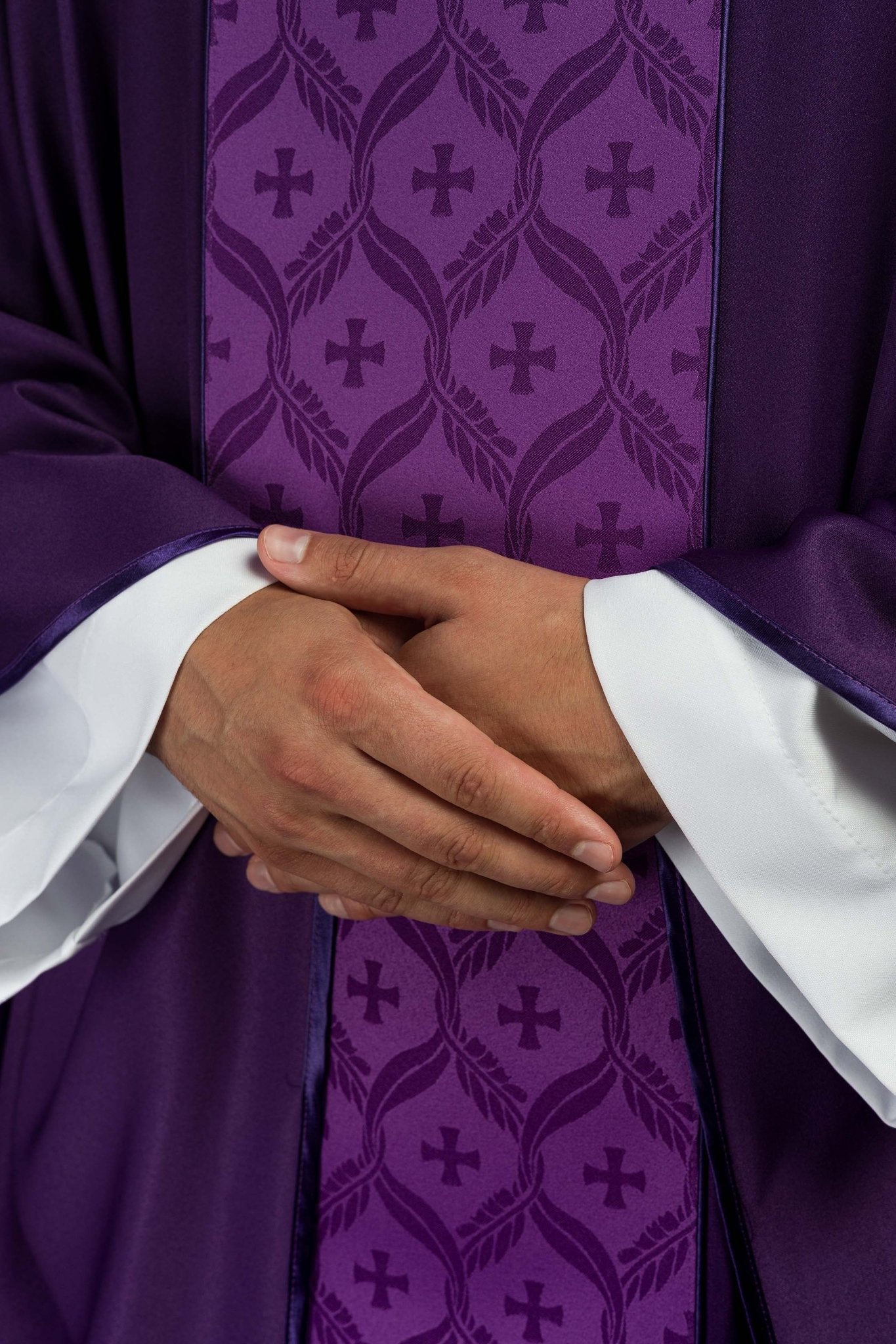 Casula viola con banda jacquard decorata con croci KOR/402/03/53 - PERILPRETE.IT