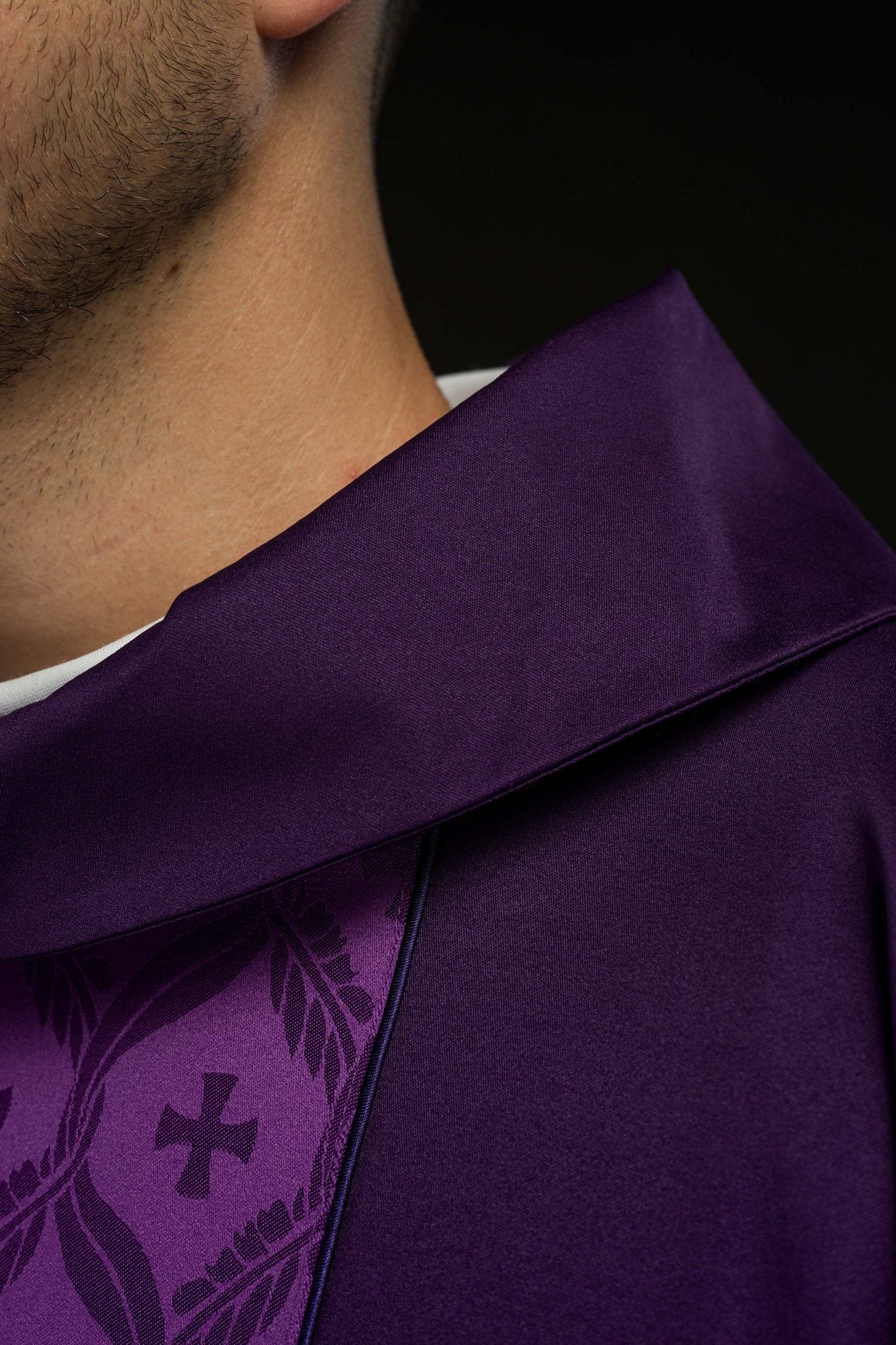 Casula viola con banda jacquard decorata con croci KOR/402/03/53 - PERILPRETE.IT