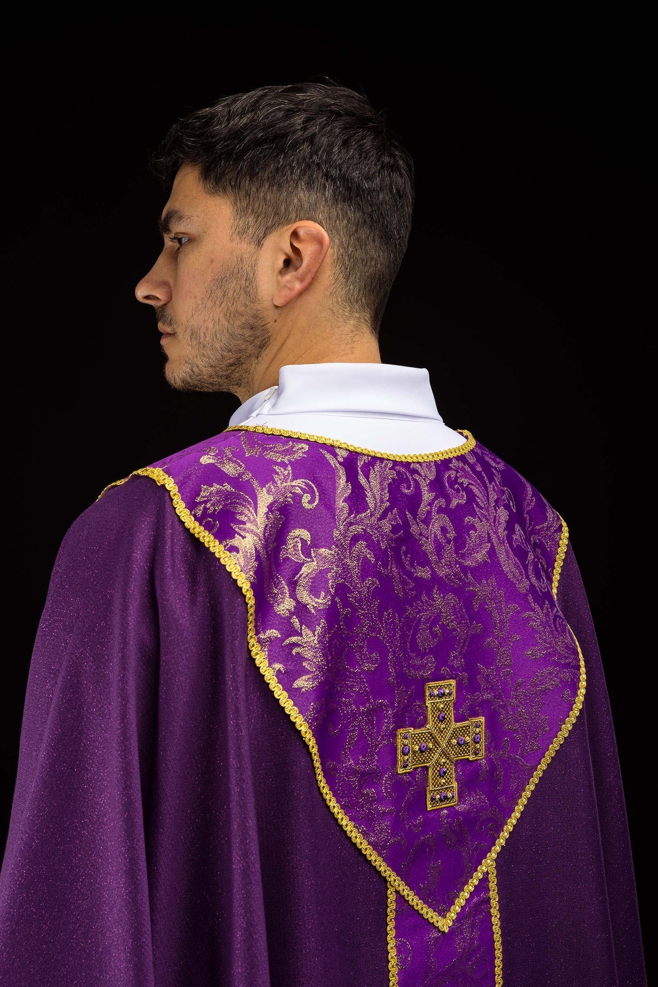 Casula viola con croce decorata con tessuto jacquard LE/7075/03 - PERILPRETE.IT