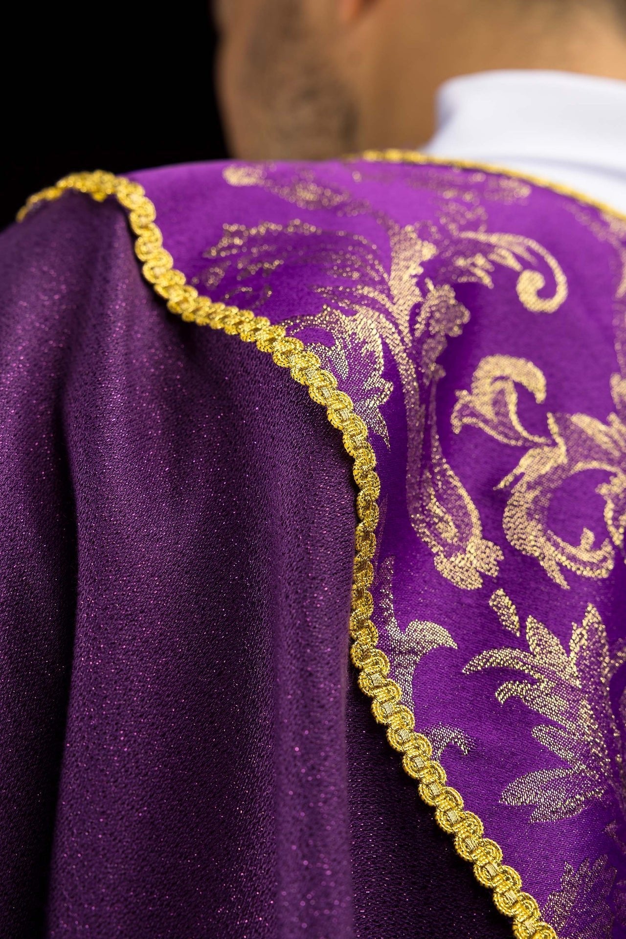 Casula viola con croce decorata con tessuto jacquard LE/7075/03 - PERILPRETE.IT