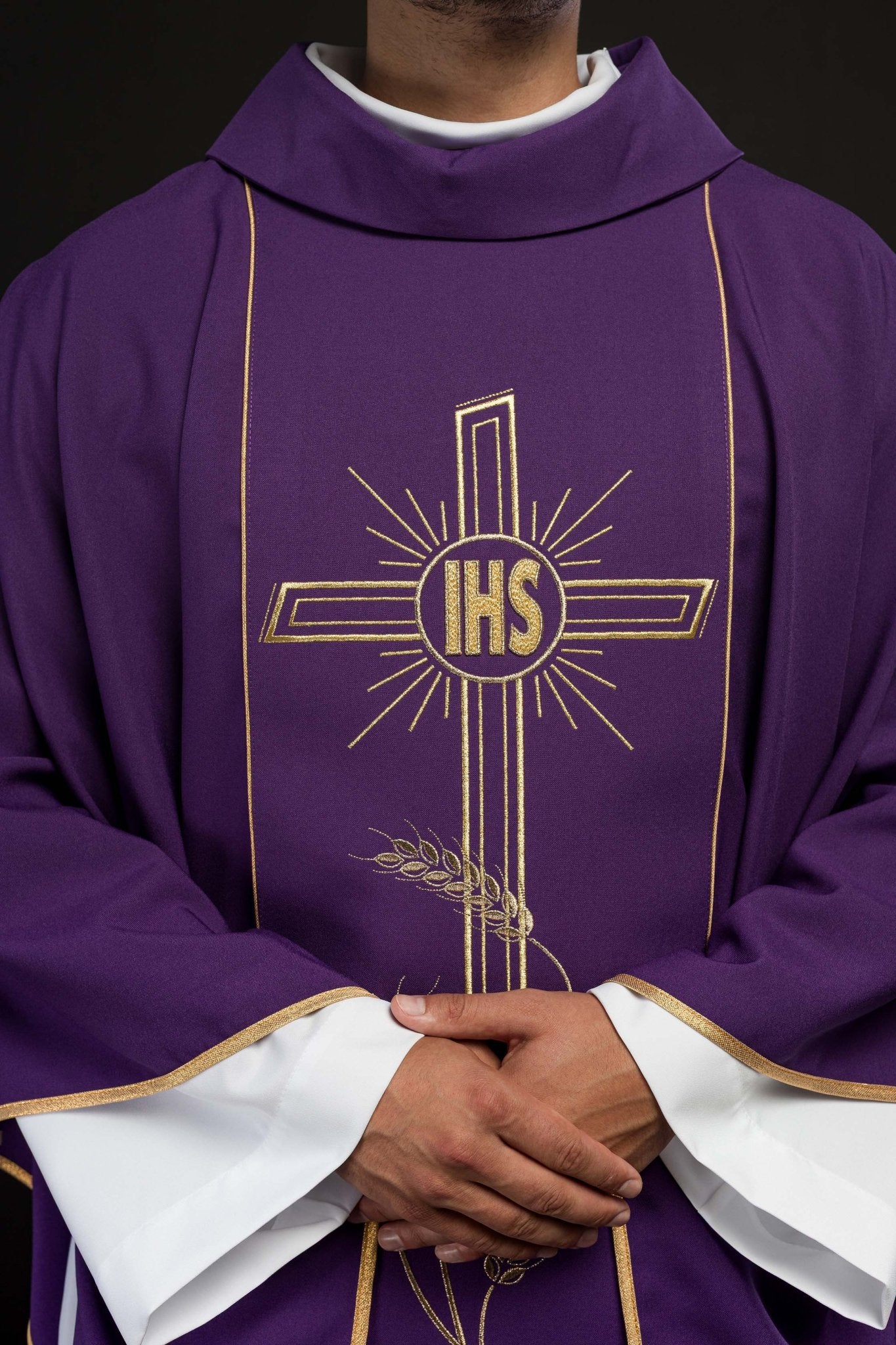 Casula Viola con ricamo dorato Croce e IHS KOR/074/03/01 FIOLET - PERILPRETE.IT