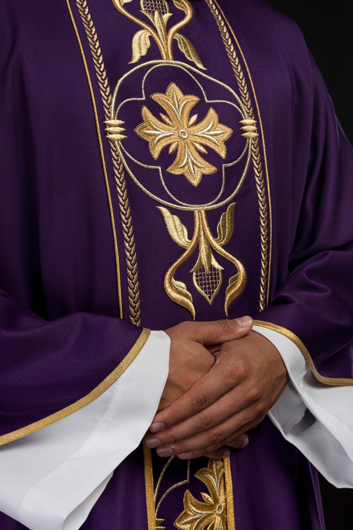 Casula viola ricamata con banda decorativa KOR/267/03/53 - PERILPRETE.IT