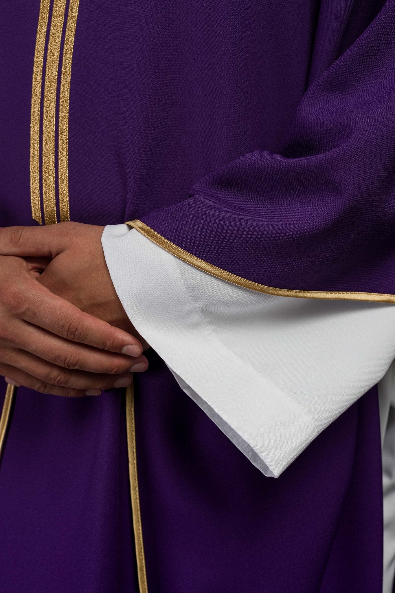 Casula Viola ricamata con Croce e IHS KOR/017/03/12 FIOLET - PERILPRETE.IT