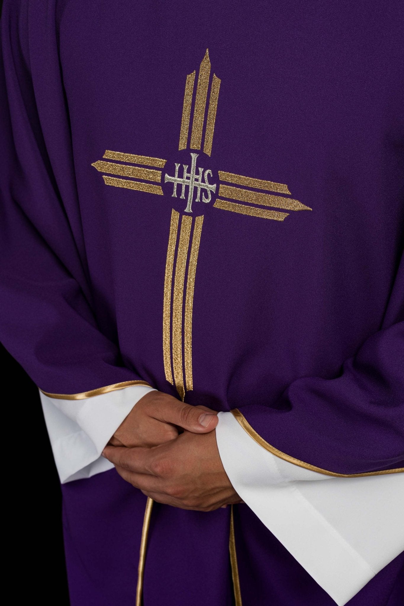 Casula Viola ricamata con Croce e IHS KOR/017/03/12 FIOLET - PERILPRETE.IT