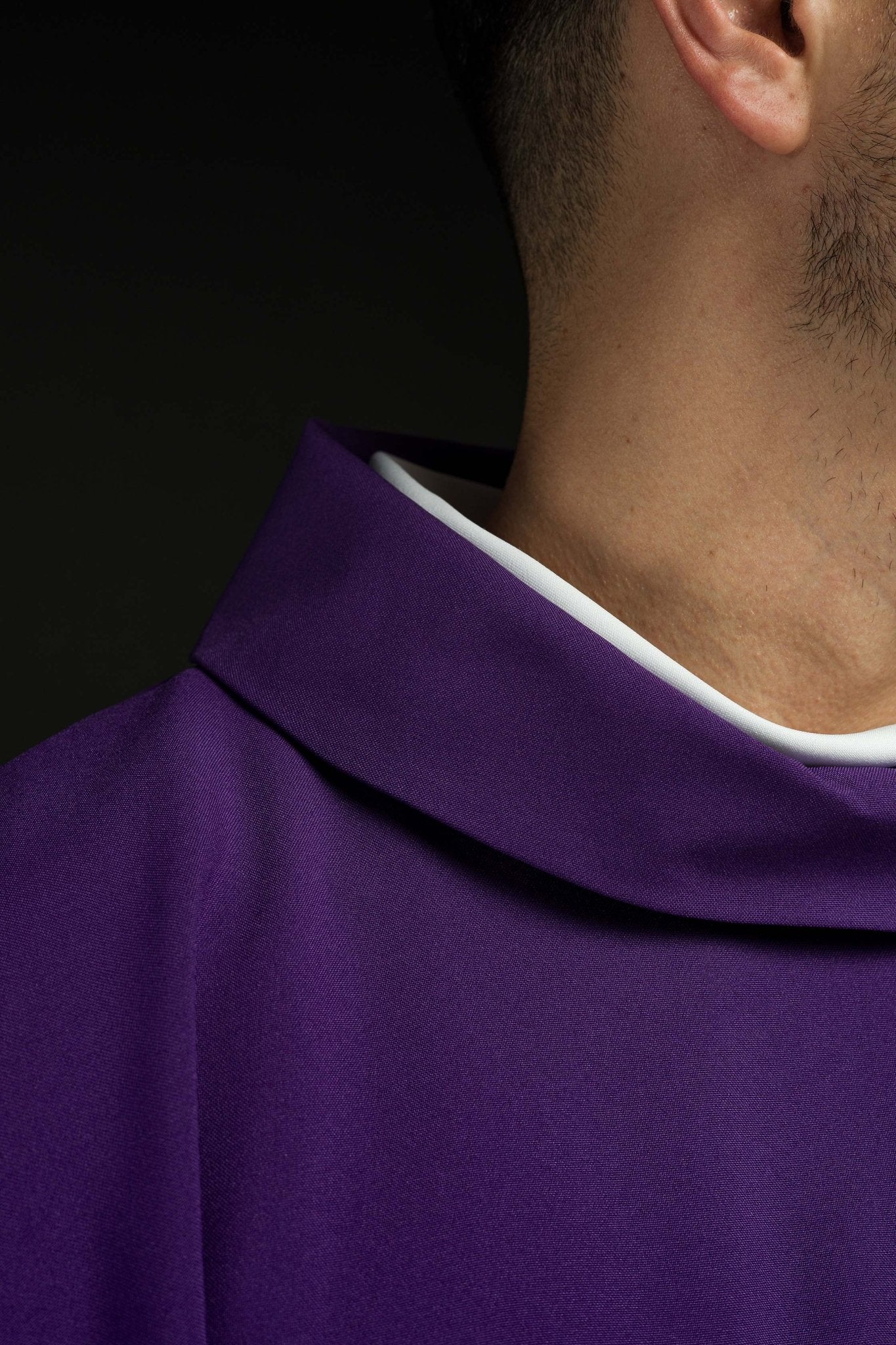 Casula Viola ricamata con croce e IHS KOR/255/03/12 - PERILPRETE.IT